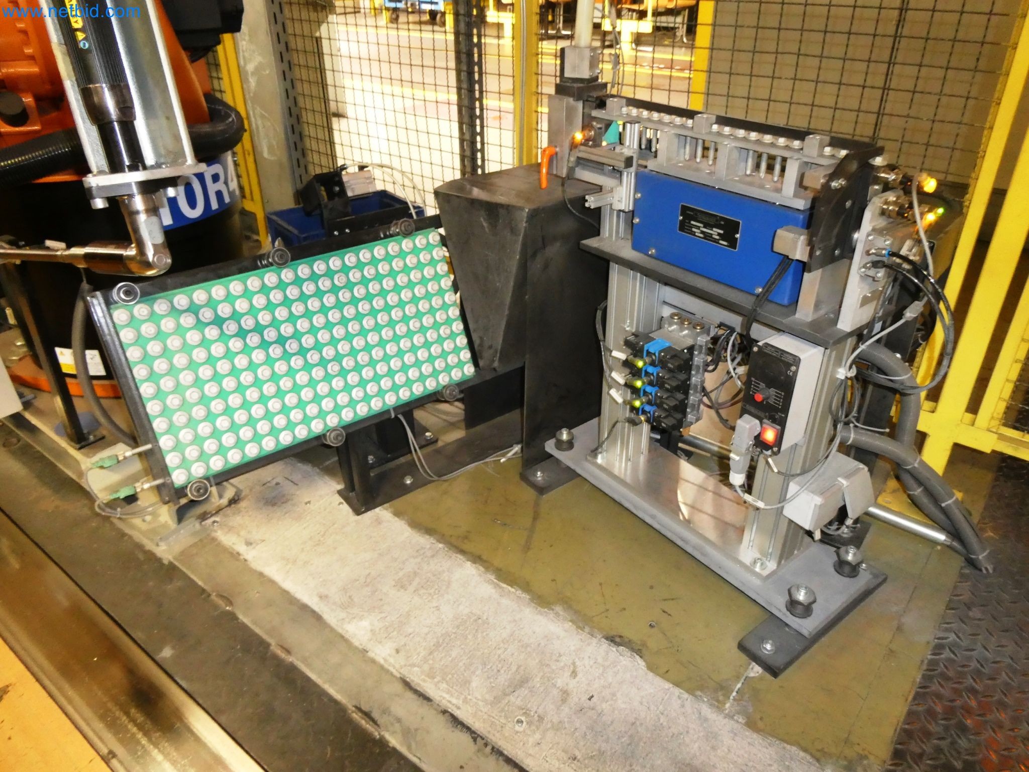 Roboty, svařovací zařízení a montážní příslušenství z automobilového průmyslu-2