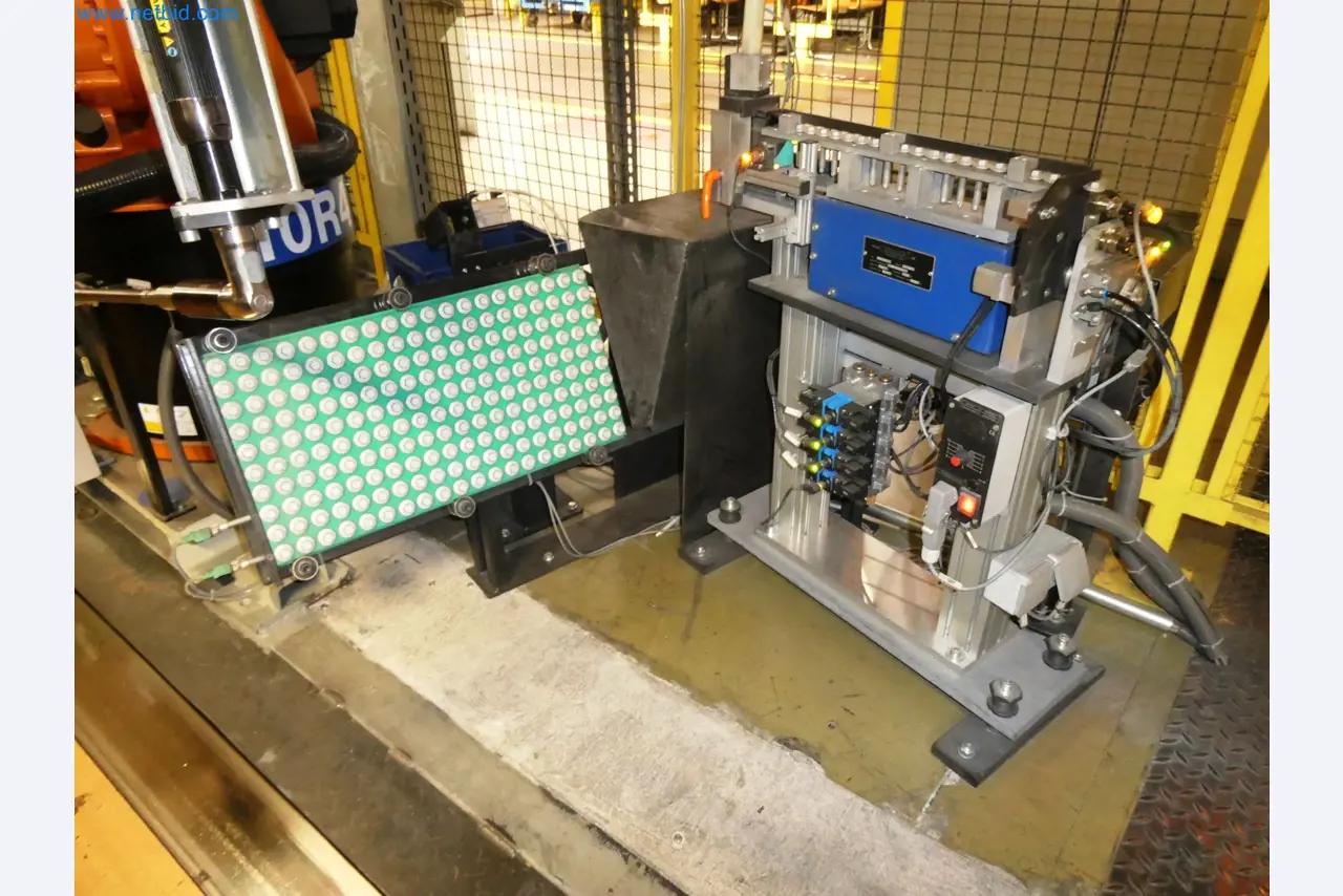 Roboty, svařovací zařízení a montážní příslušenství z automobilového průmyslu-2