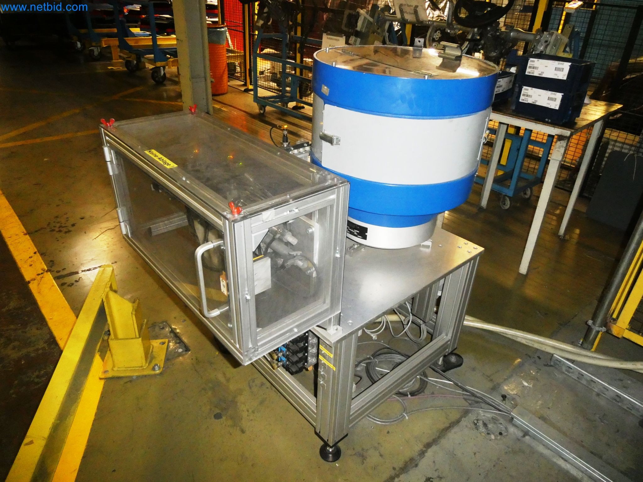 Roboty, svařovací zařízení a montážní příslušenství z automobilového průmyslu-3