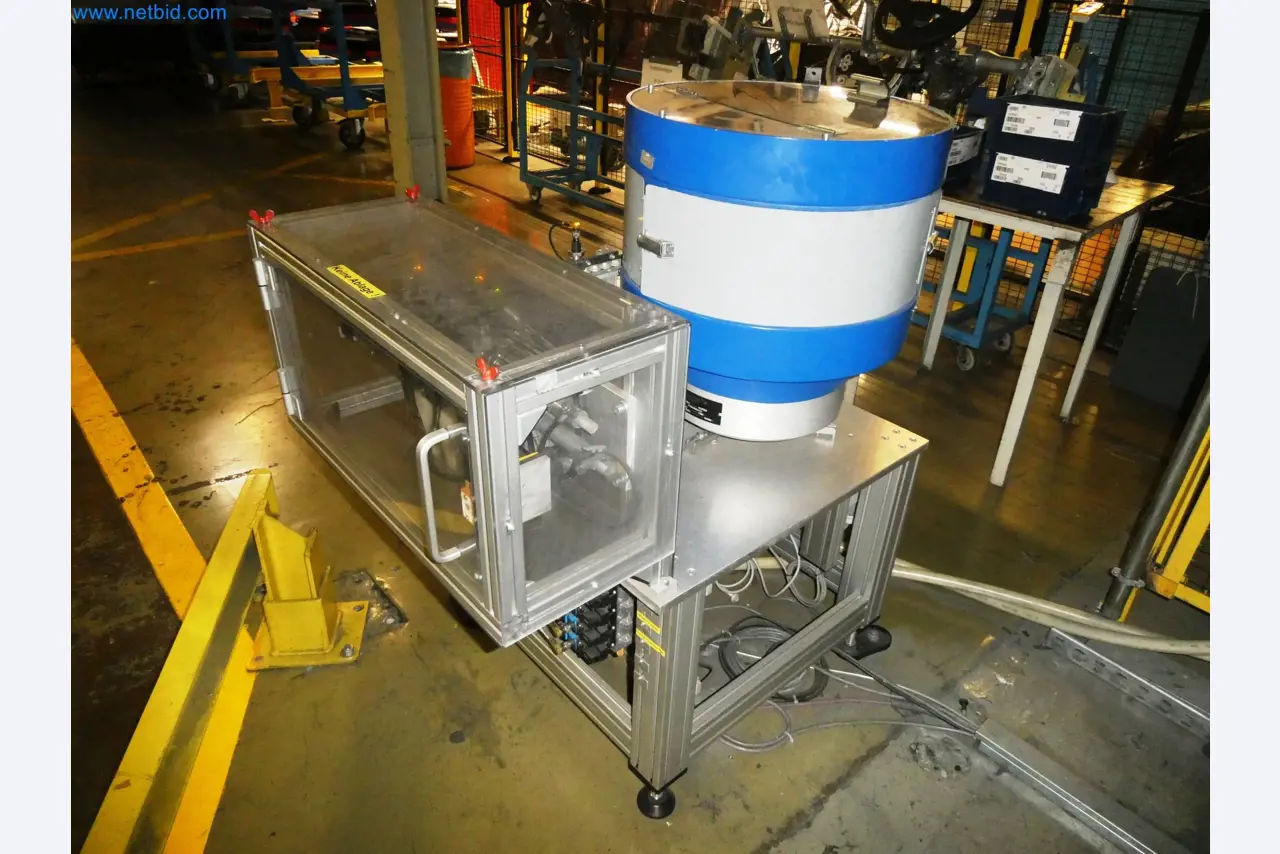 Roboty, svařovací zařízení a montážní příslušenství z automobilového průmyslu-3