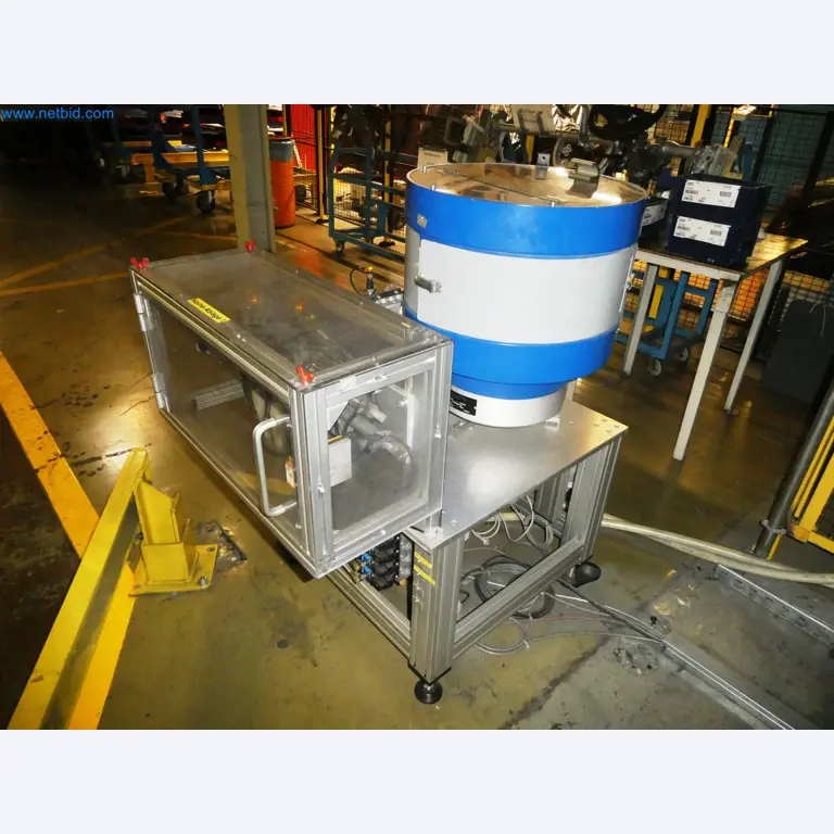 Roboty, svařovací zařízení a montážní příslušenství z automobilového průmyslu-3