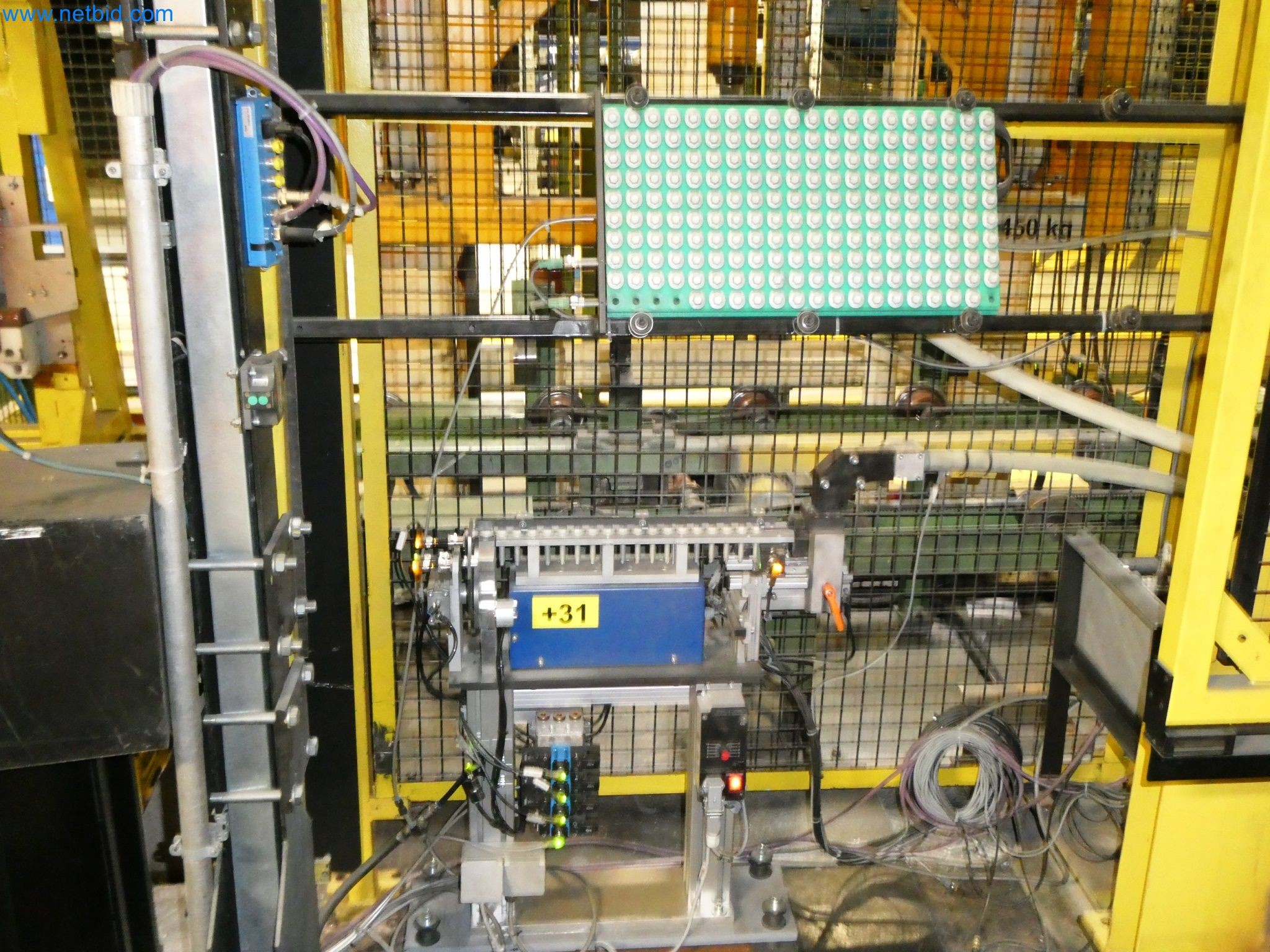 Roboty, svařovací zařízení a montážní příslušenství z automobilového průmyslu-4