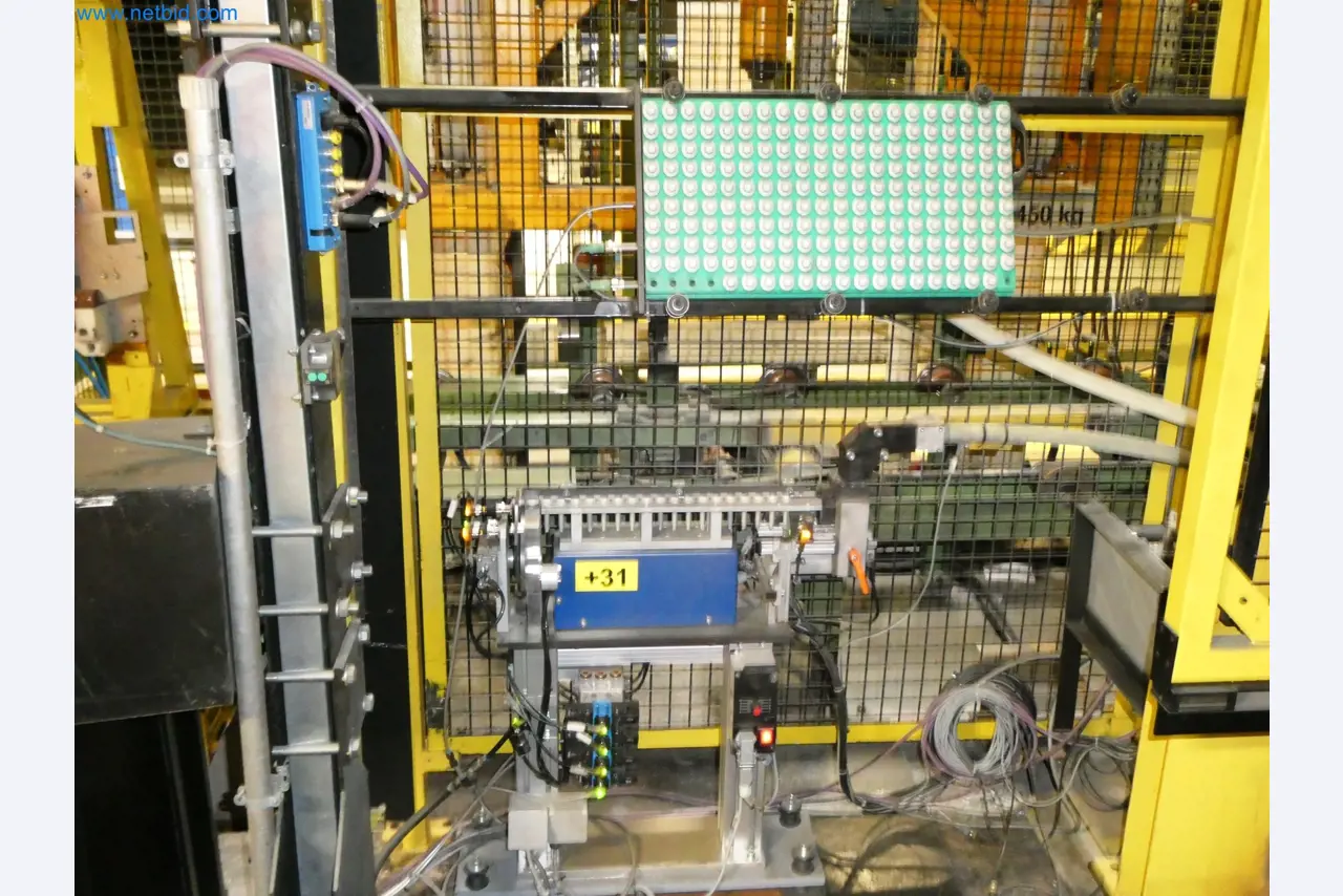 Roboty, svařovací zařízení a montážní příslušenství z automobilového průmyslu-4