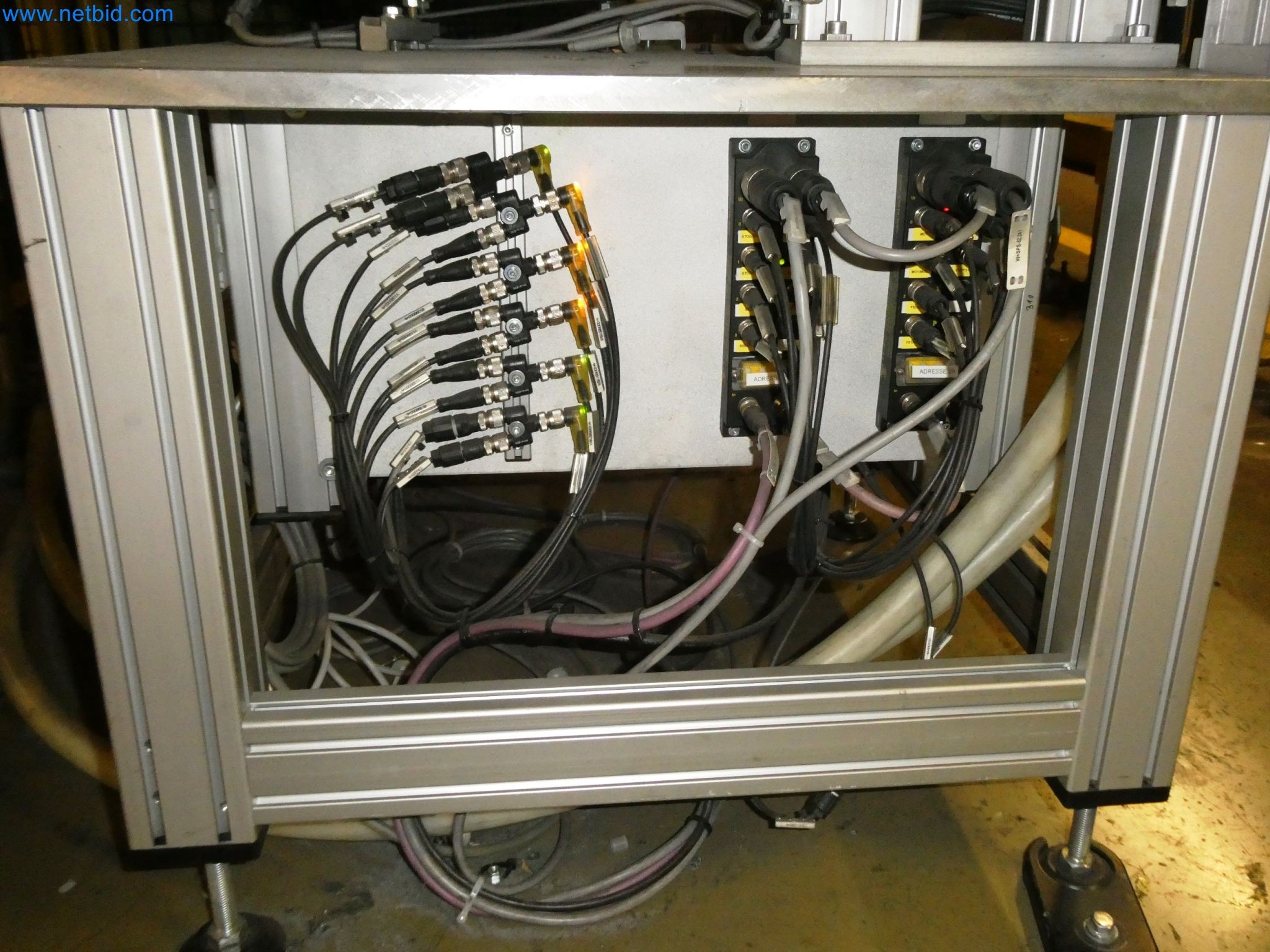 Roboty, svařovací zařízení a montážní příslušenství z automobilového průmyslu-8