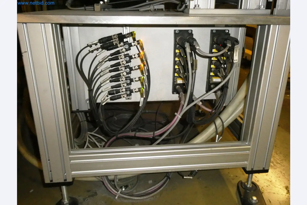 Roboty, svařovací zařízení a montážní příslušenství z automobilového průmyslu-8