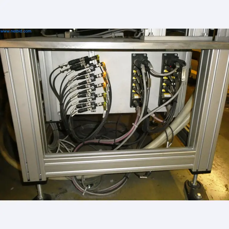 Roboty, svařovací zařízení a montážní příslušenství z automobilového průmyslu-8