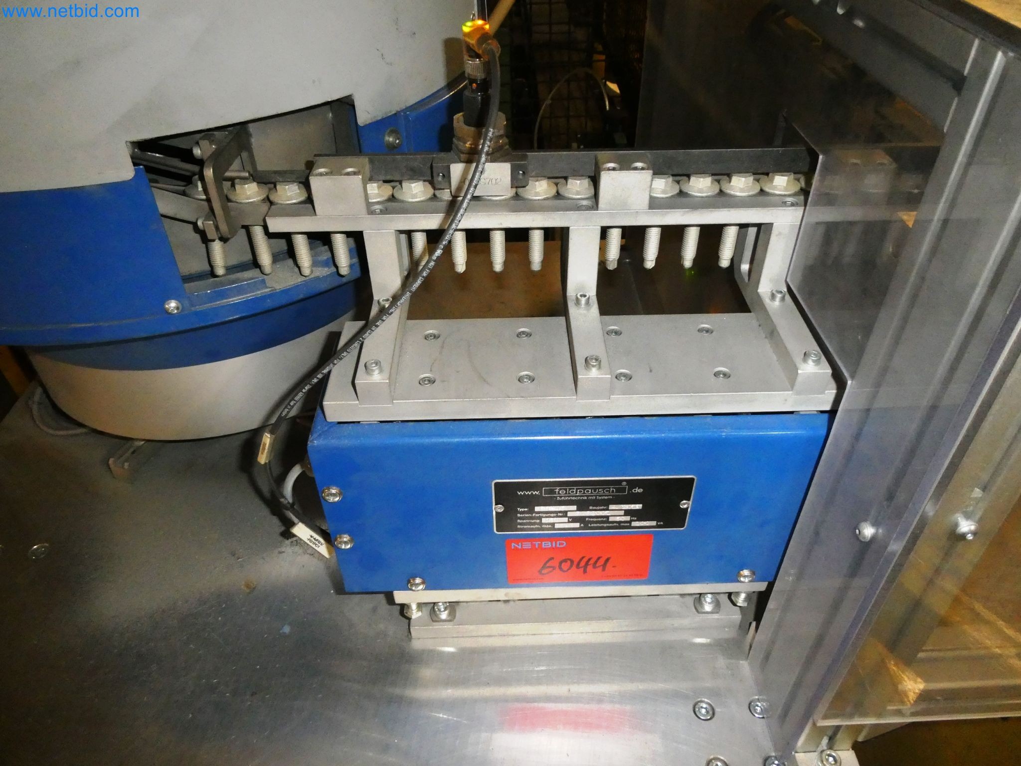 Roboty, svařovací zařízení a montážní příslušenství z automobilového průmyslu-9