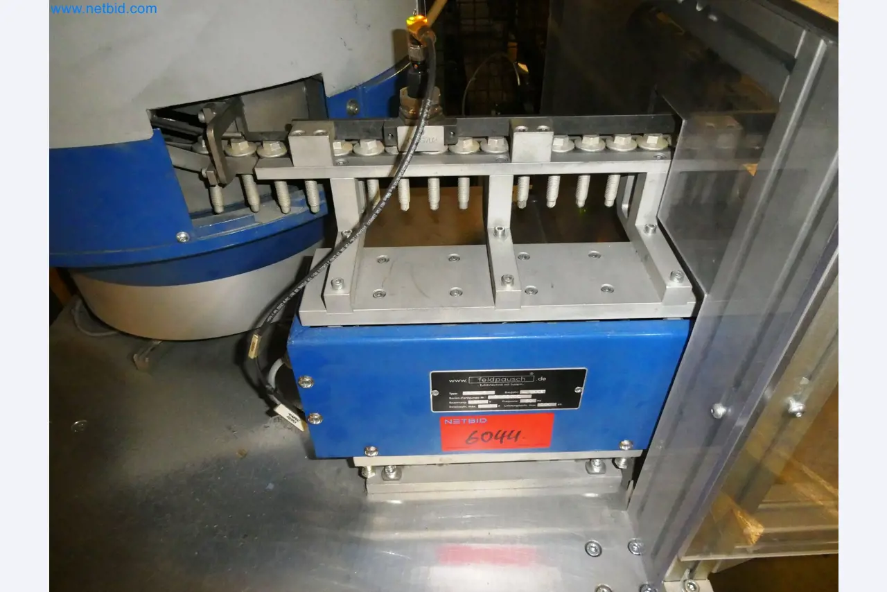 Roboty, svařovací zařízení a montážní příslušenství z automobilového průmyslu-9