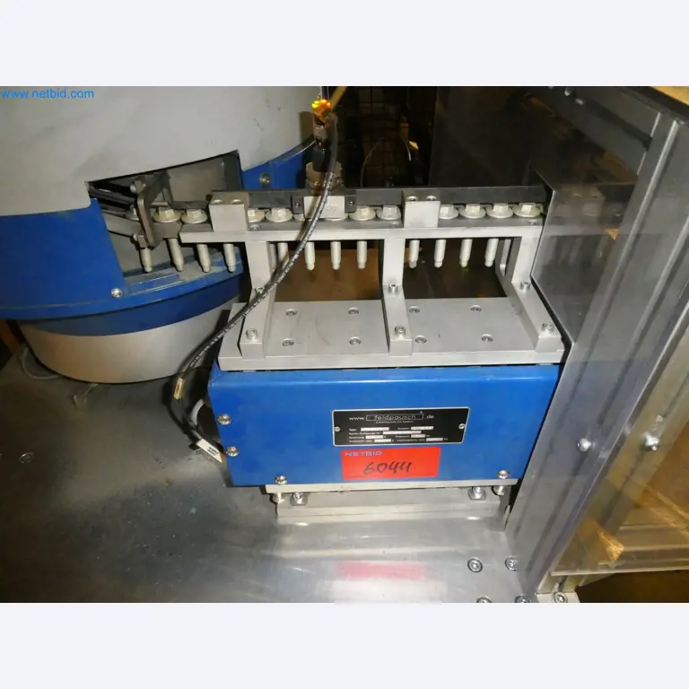 Roboty, svařovací zařízení a montážní příslušenství z automobilového průmyslu-9