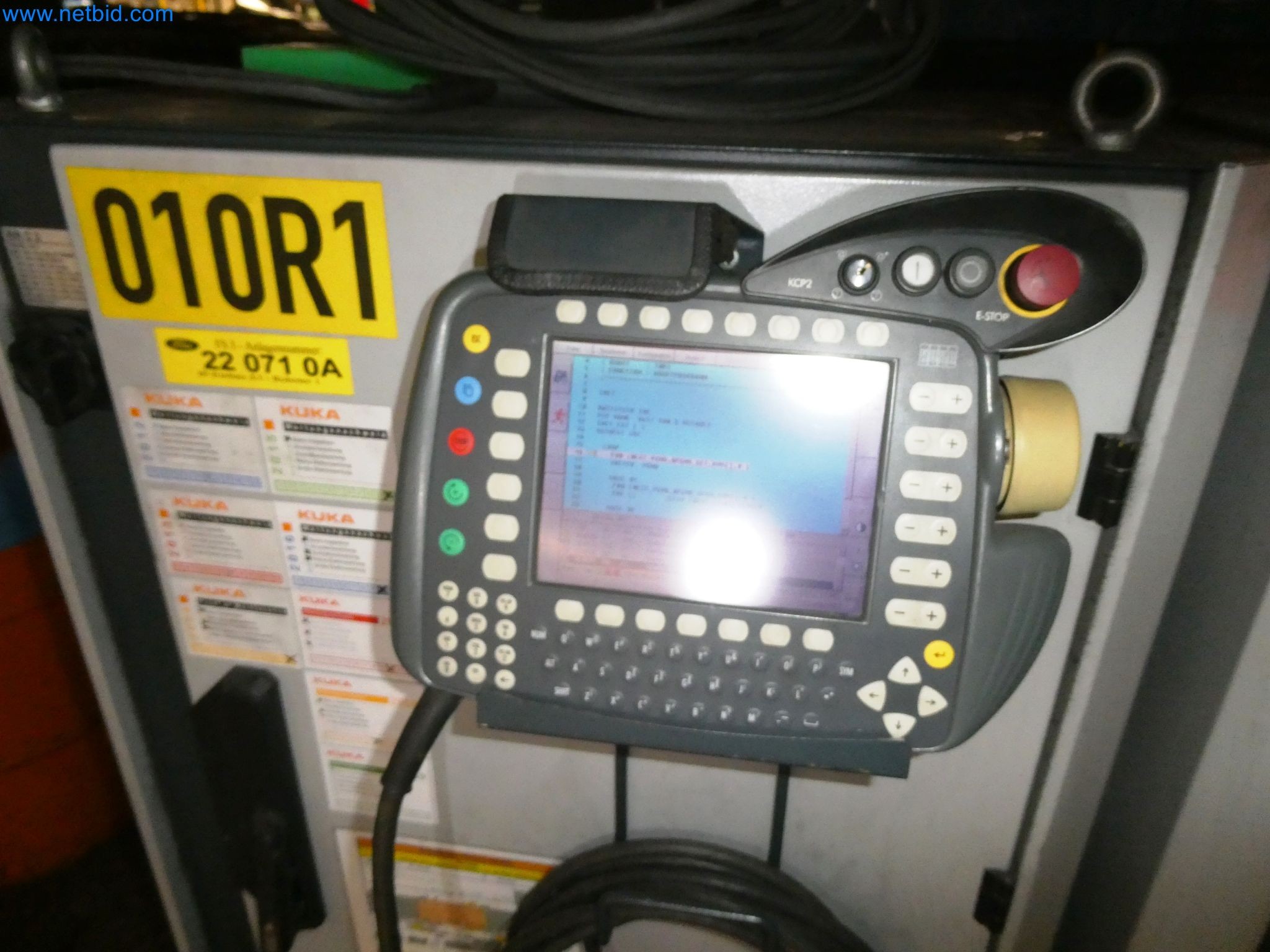 Roboty, svařovací zařízení a montážní příslušenství z automobilového průmyslu-10