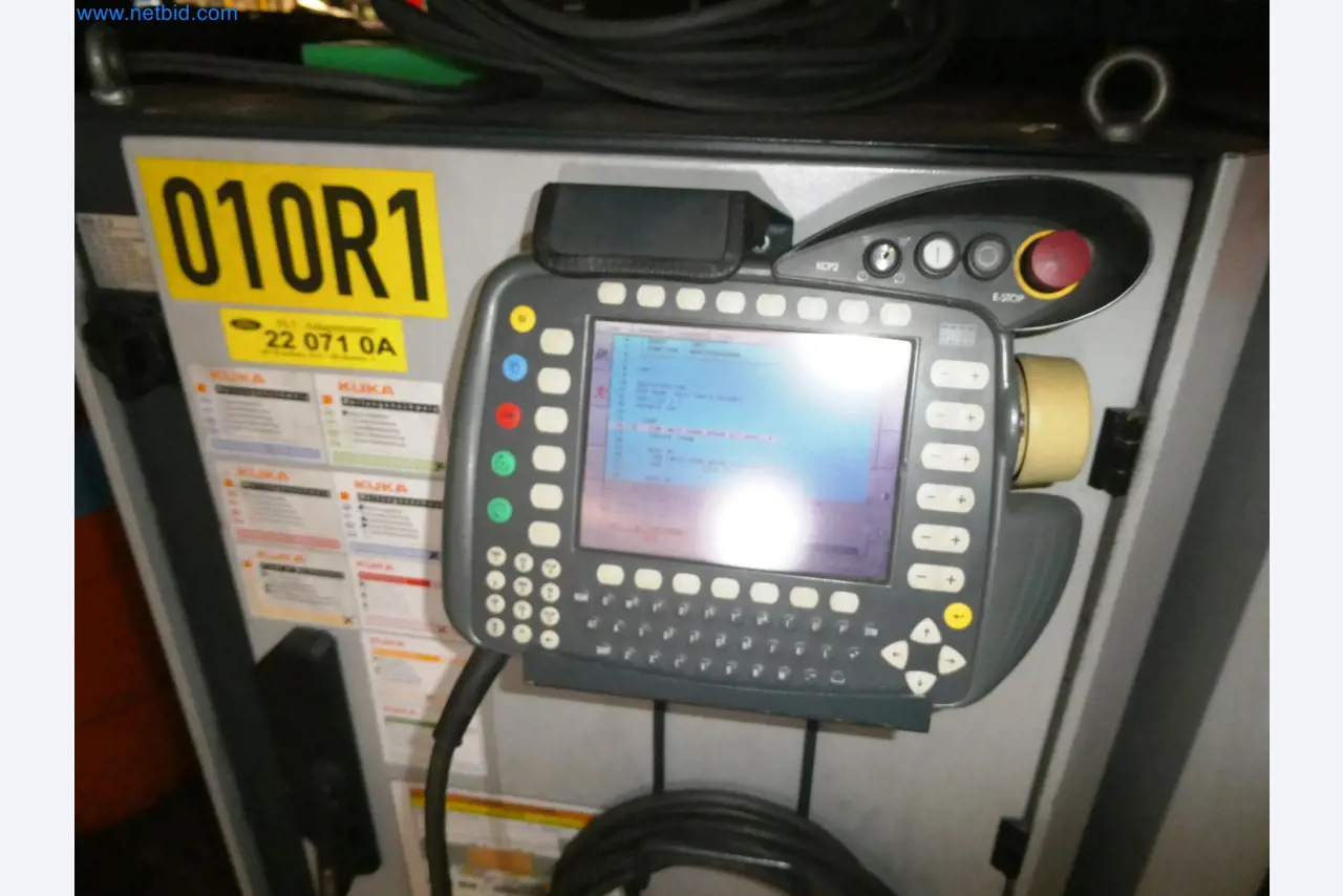 Roboty, svařovací zařízení a montážní příslušenství z automobilového průmyslu-10