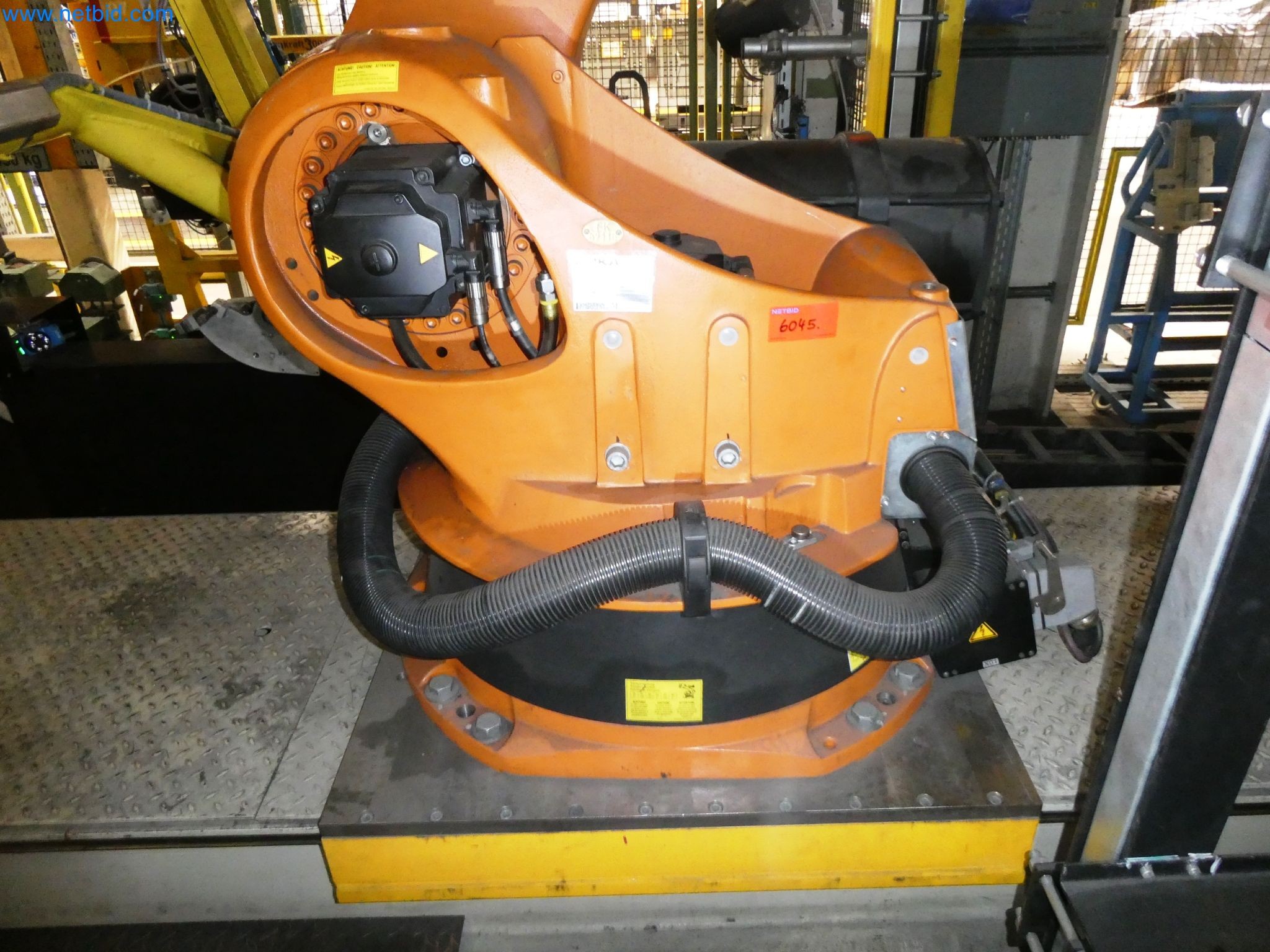 Roboty, svařovací zařízení a montážní příslušenství z automobilového průmyslu-12