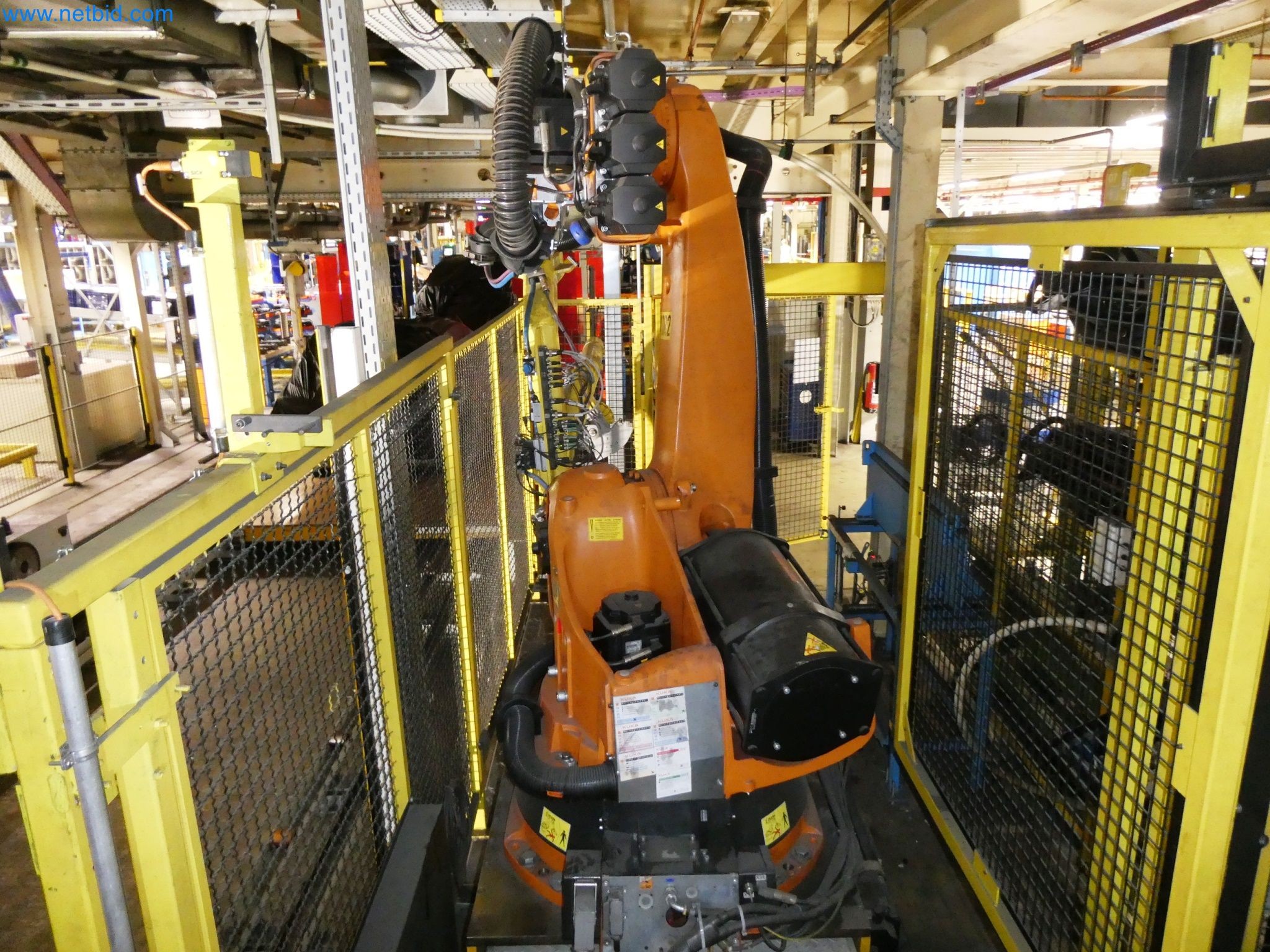 Roboty, svařovací zařízení a montážní příslušenství z automobilového průmyslu-13