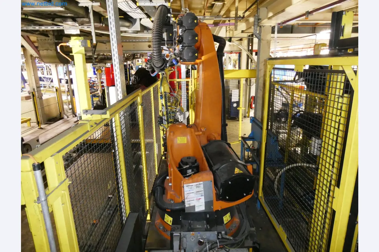 Roboty, svařovací zařízení a montážní příslušenství z automobilového průmyslu-13