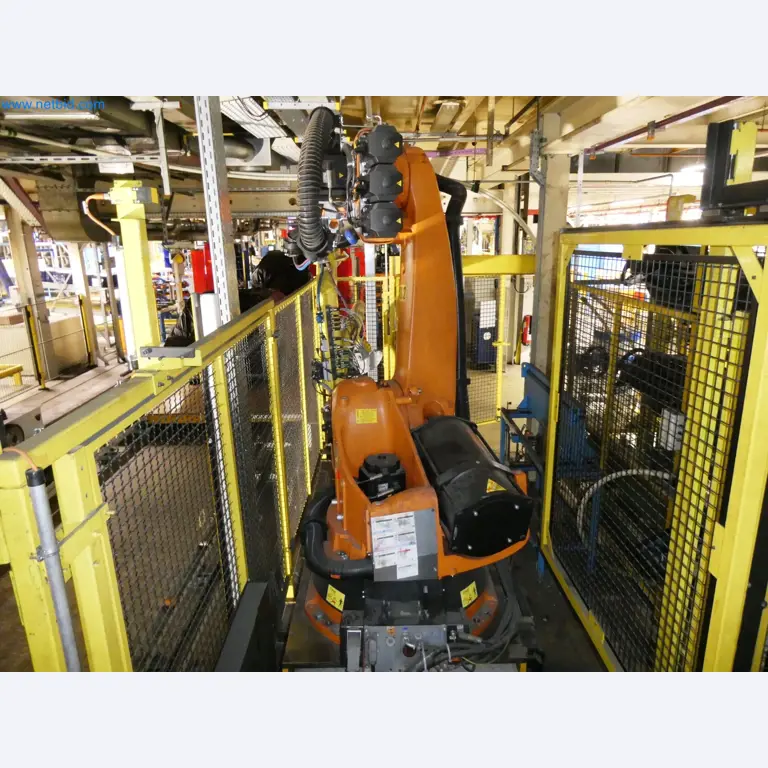 Roboty, svařovací zařízení a montážní příslušenství z automobilového průmyslu-13