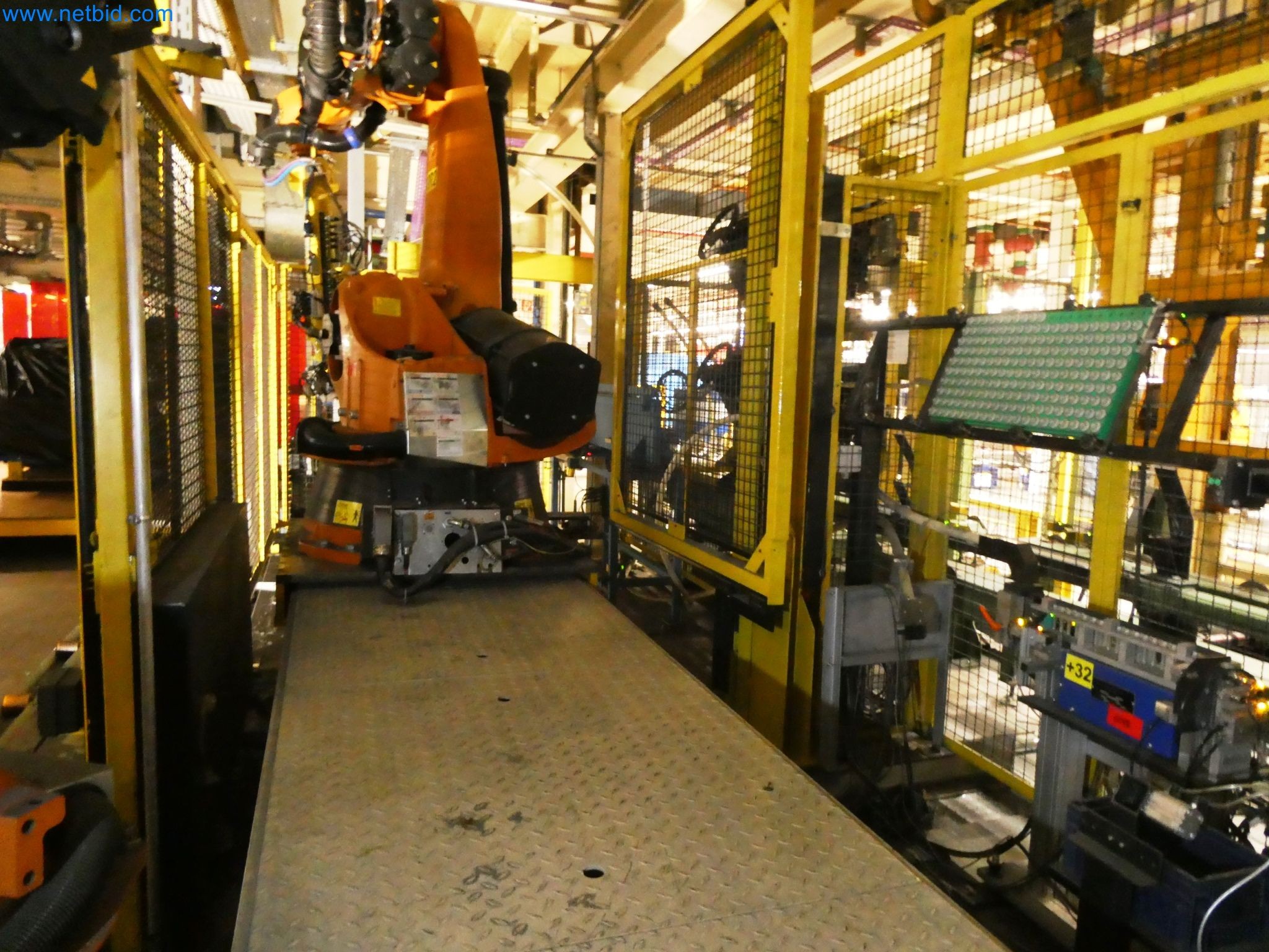 Roboty, svařovací zařízení a montážní příslušenství z automobilového průmyslu-14