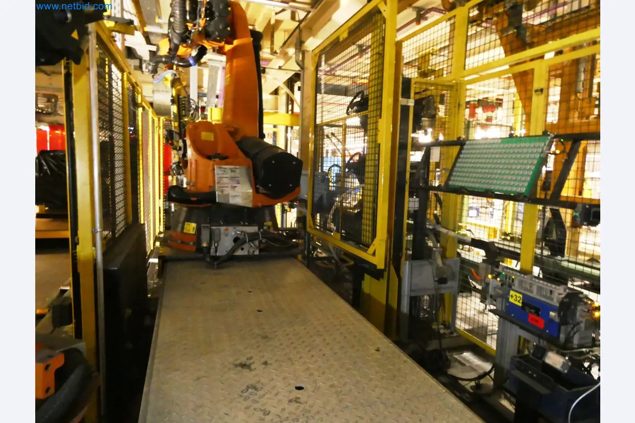 Roboty, svařovací zařízení a montážní příslušenství z automobilového průmyslu-14