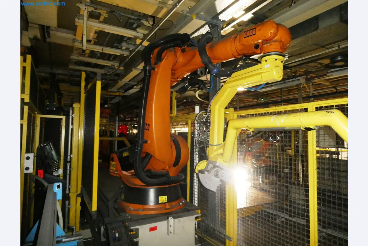 Roboty, svařovací zařízení a montážní příslušenství z automobilového průmyslu-18