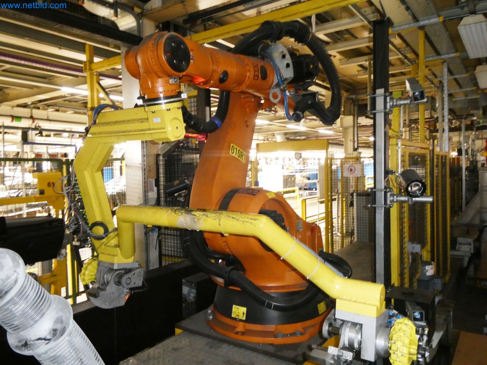 Roboty, svařovací zařízení a montážní příslušenství z automobilového průmyslu-1