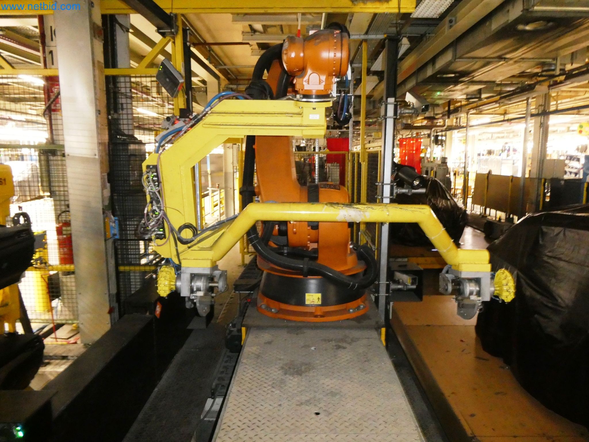 Roboty, svařovací zařízení a montážní příslušenství z automobilového průmyslu-20