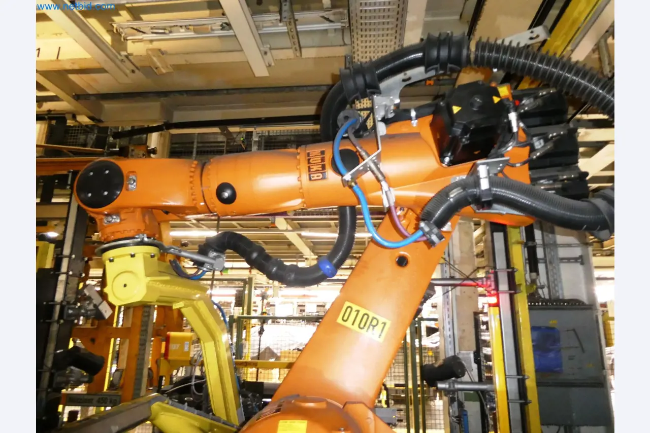 Roboty, svařovací zařízení a montážní příslušenství z automobilového průmyslu-21