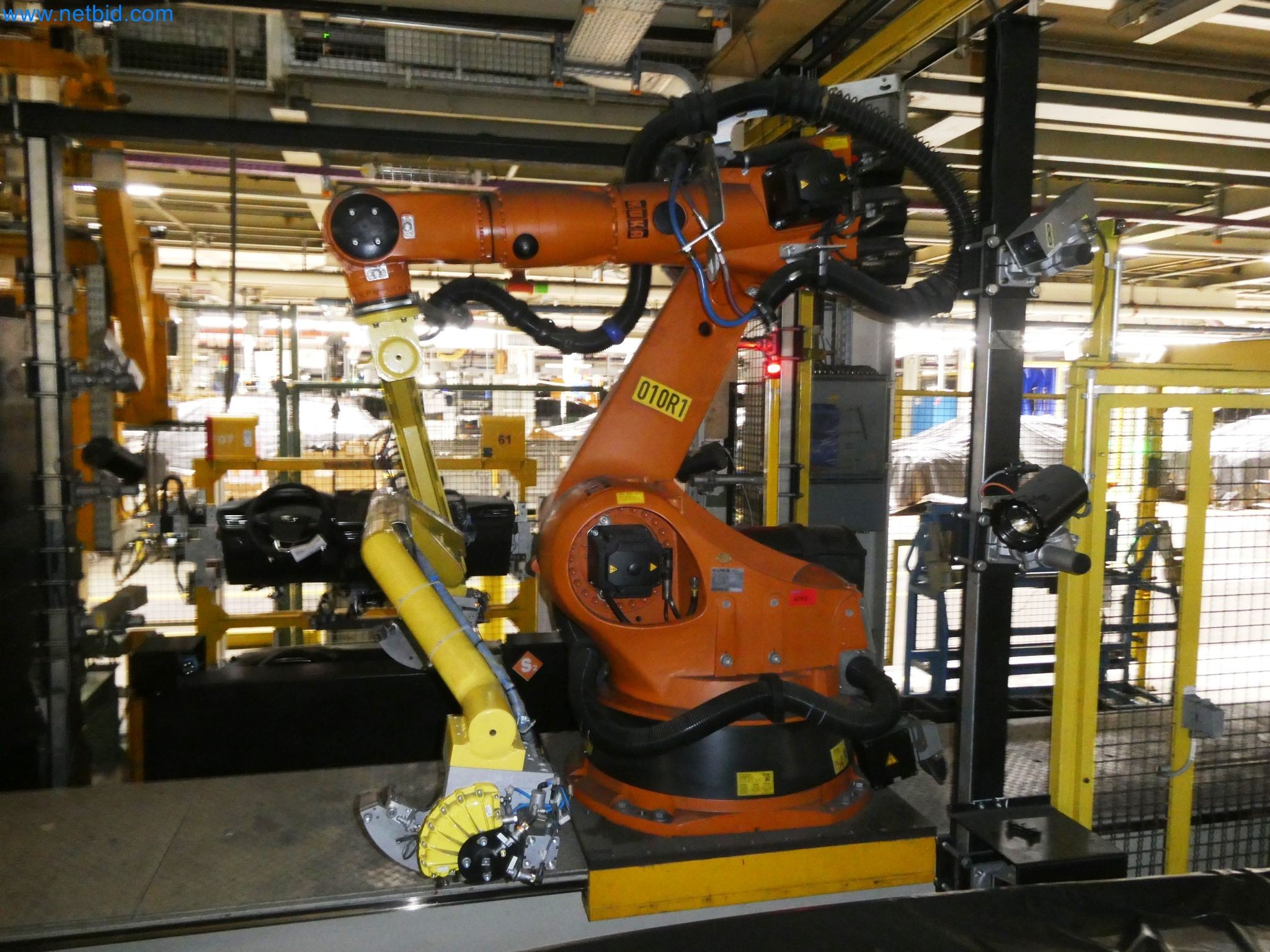 Roboty, svařovací zařízení a montážní příslušenství z automobilového průmyslu-3