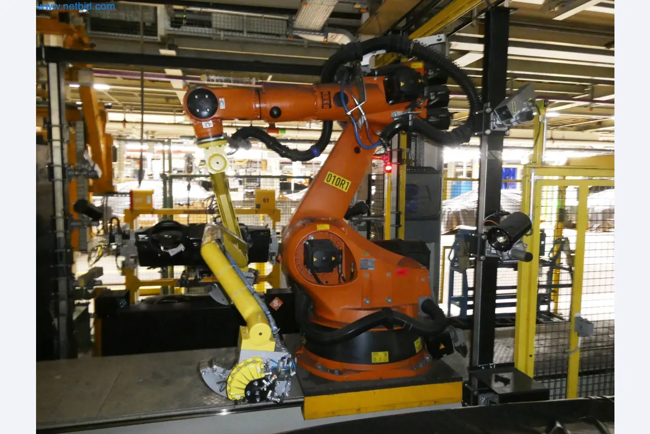 Roboty, svařovací zařízení a montážní příslušenství z automobilového průmyslu-3