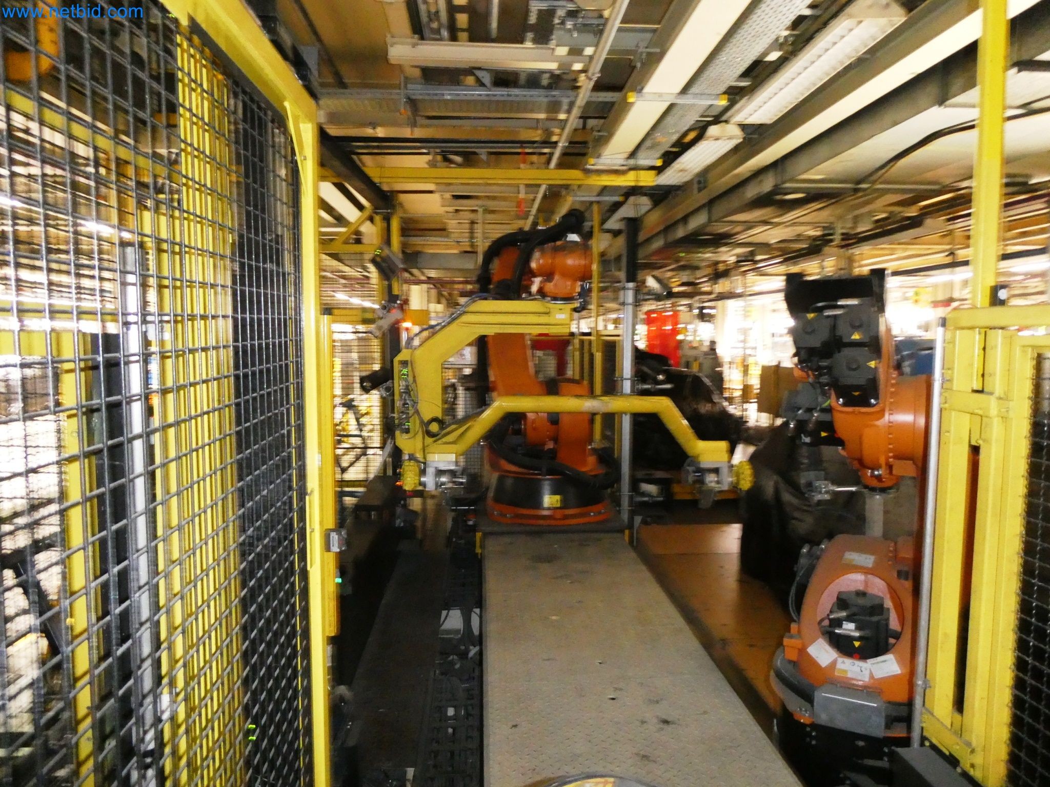 Roboty, svařovací zařízení a montážní příslušenství z automobilového průmyslu-4