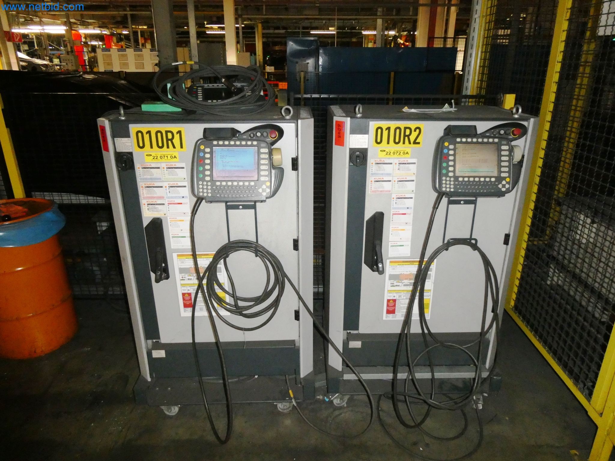 Roboty, svařovací zařízení a montážní příslušenství z automobilového průmyslu-6