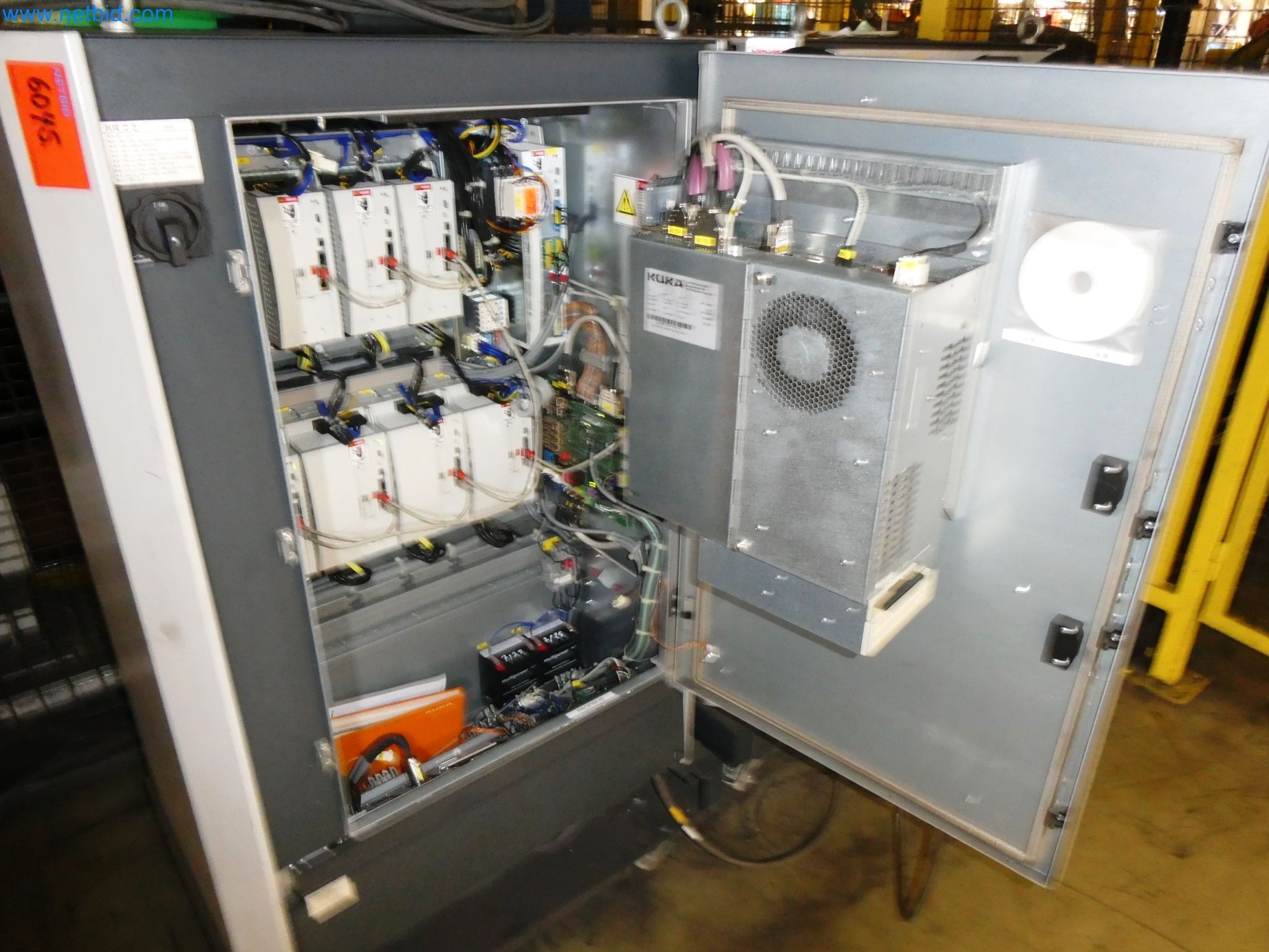 Roboty, svařovací zařízení a montážní příslušenství z automobilového průmyslu-8