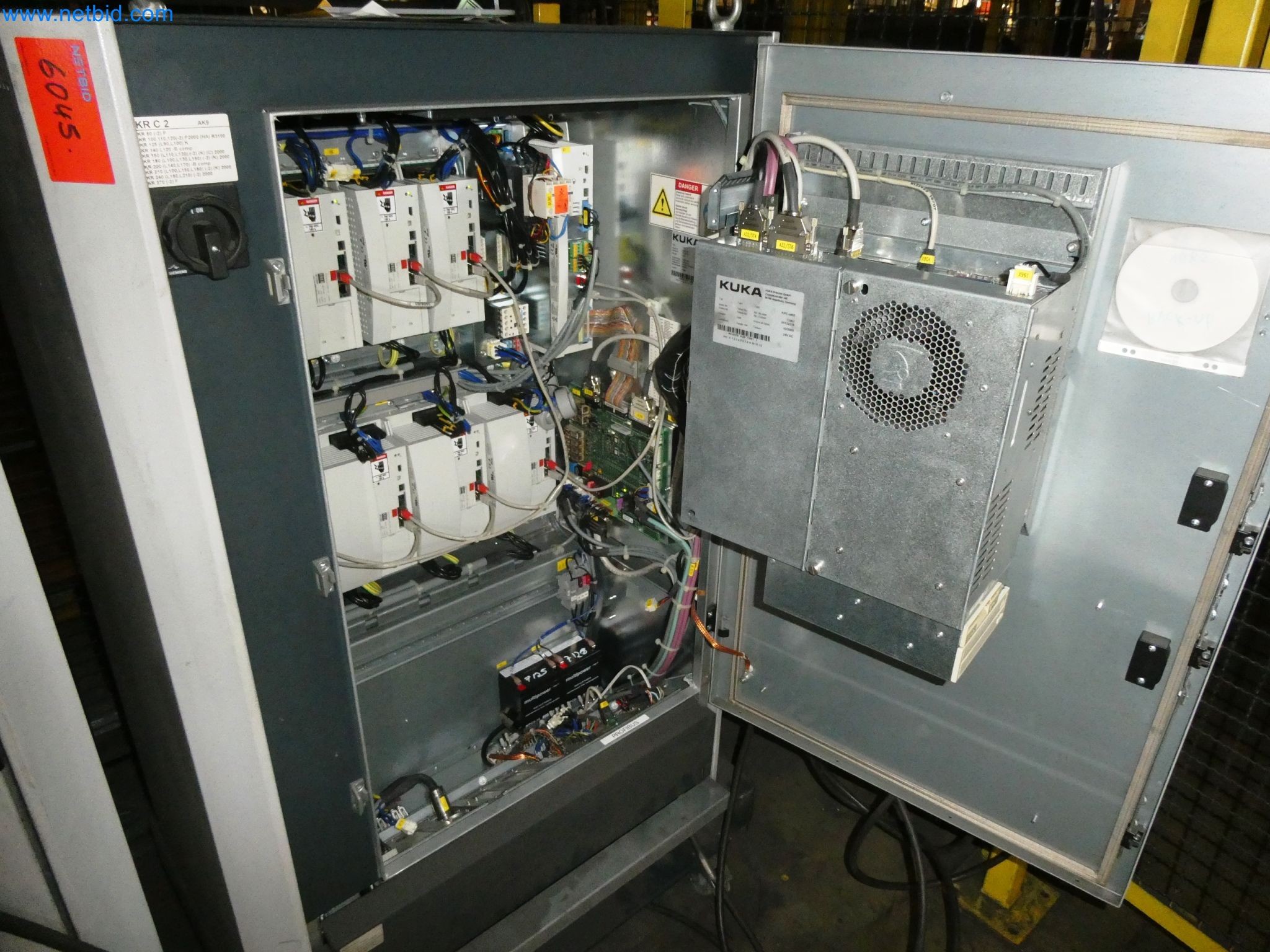 Roboty, svařovací zařízení a montážní příslušenství z automobilového průmyslu-9