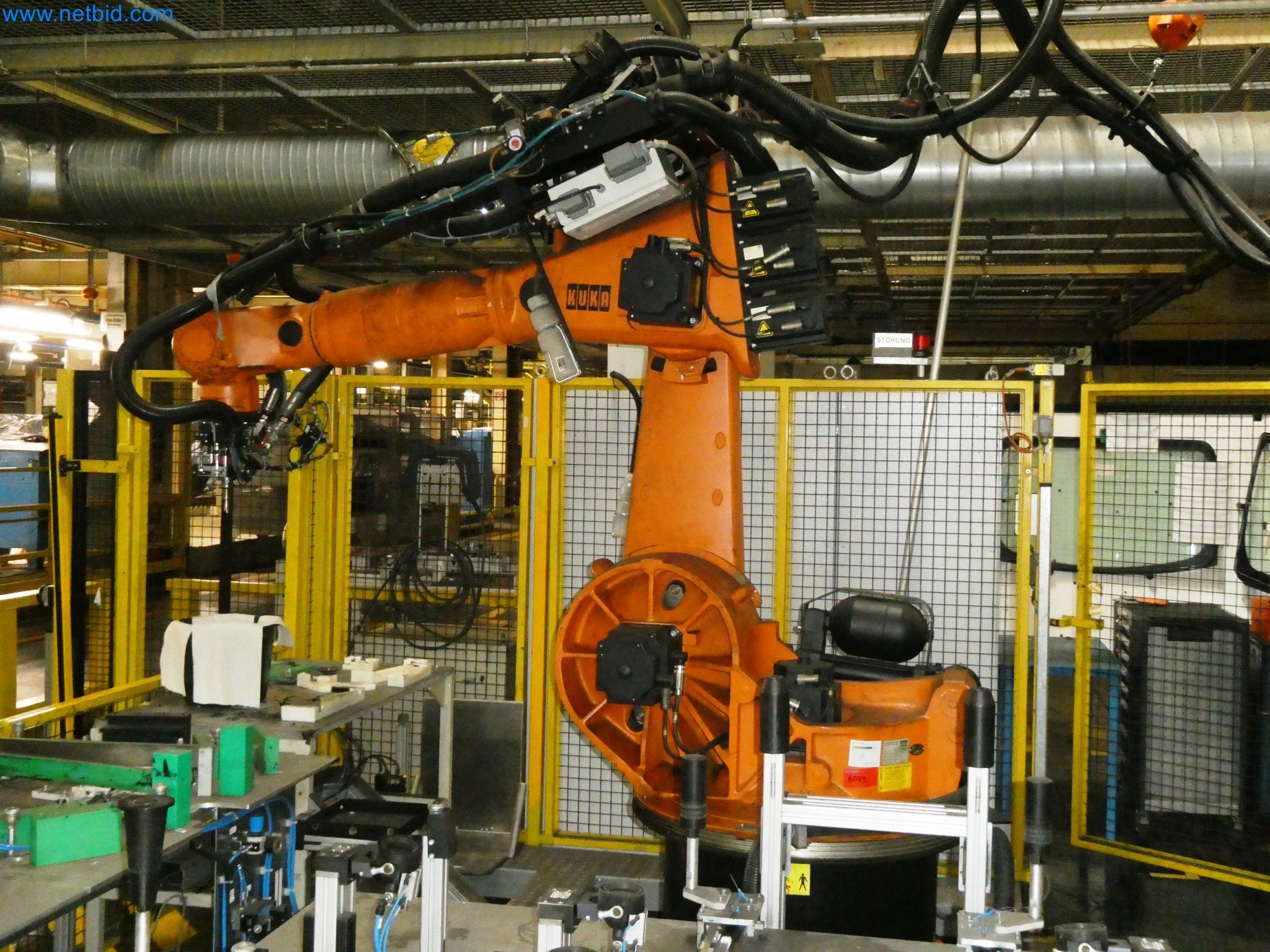 Roboty, svařovací zařízení a montážní příslušenství z automobilového průmyslu-1