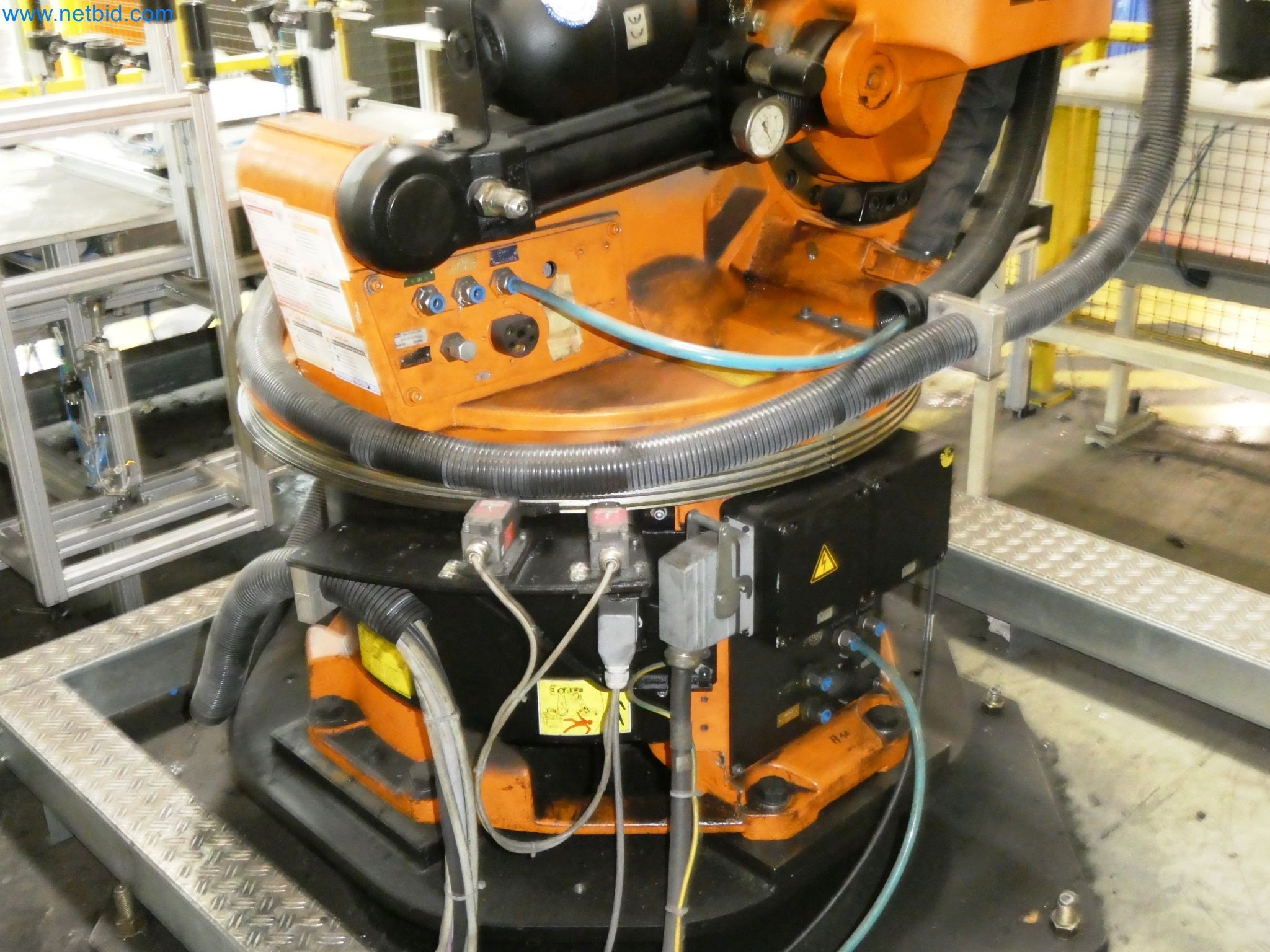 Roboty, svařovací zařízení a montážní příslušenství z automobilového průmyslu-2