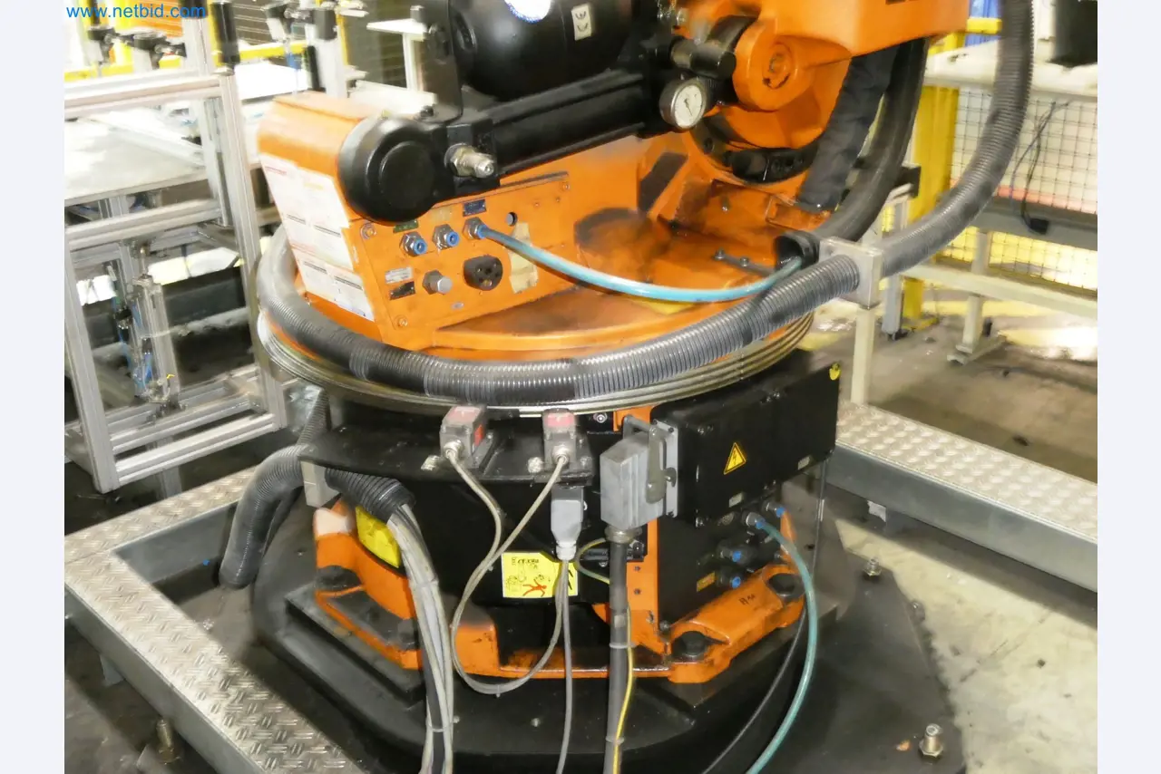 Roboty, svařovací zařízení a montážní příslušenství z automobilového průmyslu-2