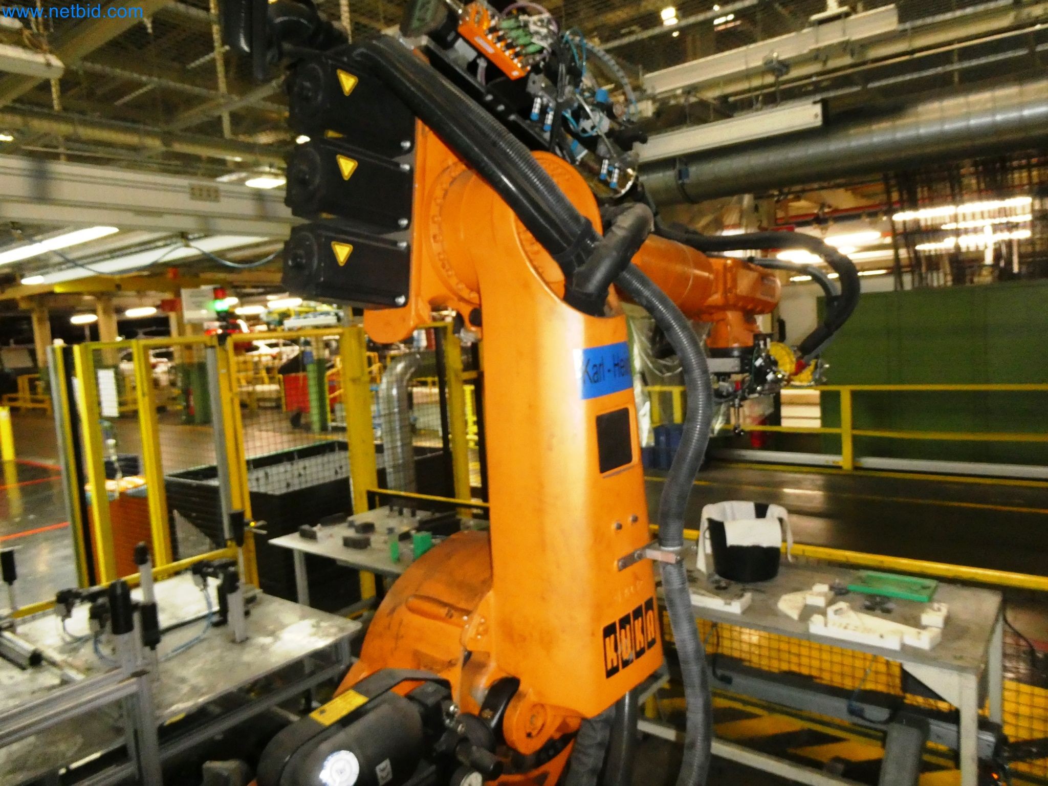 Roboty, svařovací zařízení a montážní příslušenství z automobilového průmyslu-3