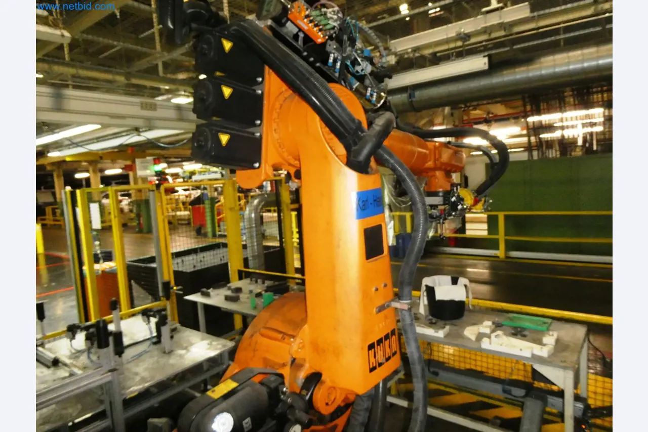 Roboty, svařovací zařízení a montážní příslušenství z automobilového průmyslu-3