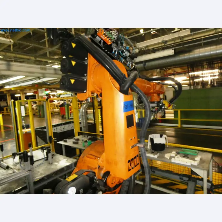 Roboty, svařovací zařízení a montážní příslušenství z automobilového průmyslu-3