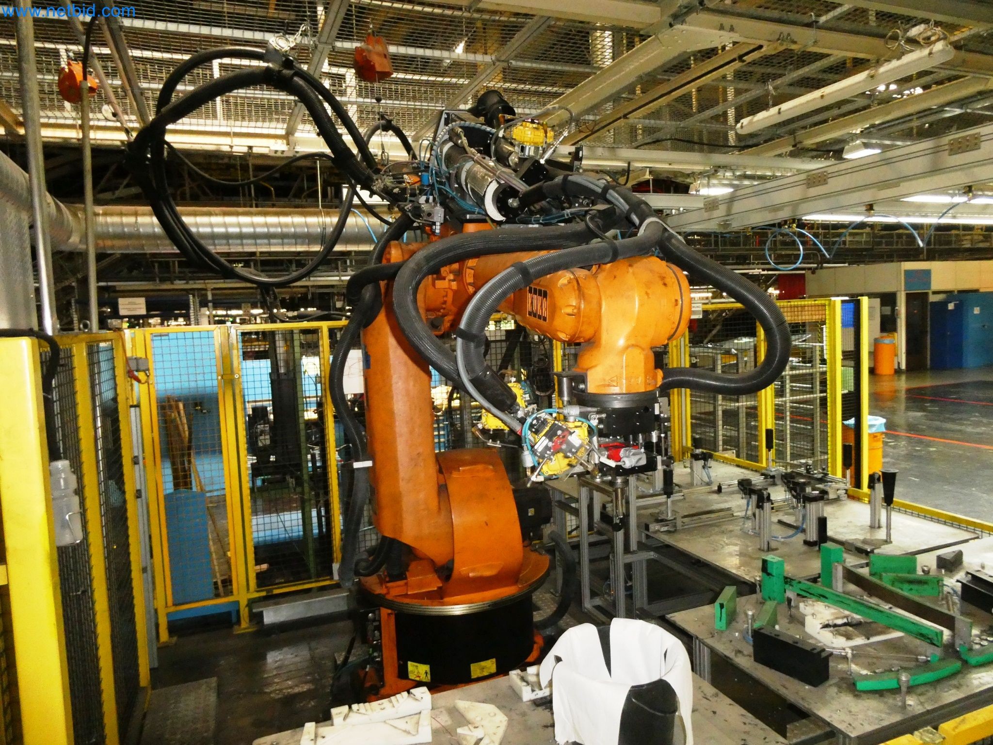 Roboty, svařovací zařízení a montážní příslušenství z automobilového průmyslu-5