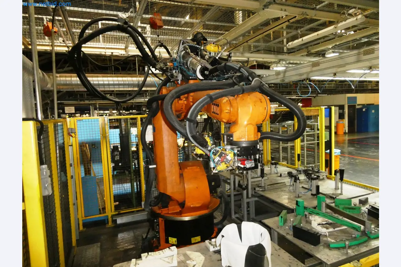 Roboty, svařovací zařízení a montážní příslušenství z automobilového průmyslu-5