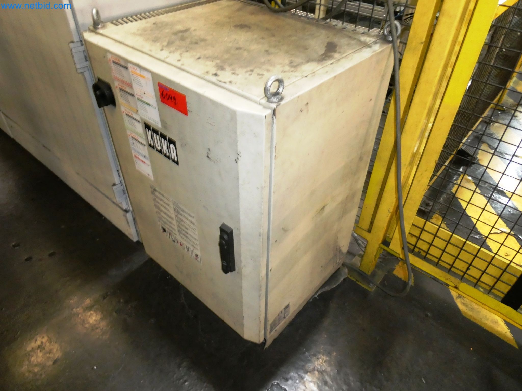 Roboty, svařovací zařízení a montážní příslušenství z automobilového průmyslu-7