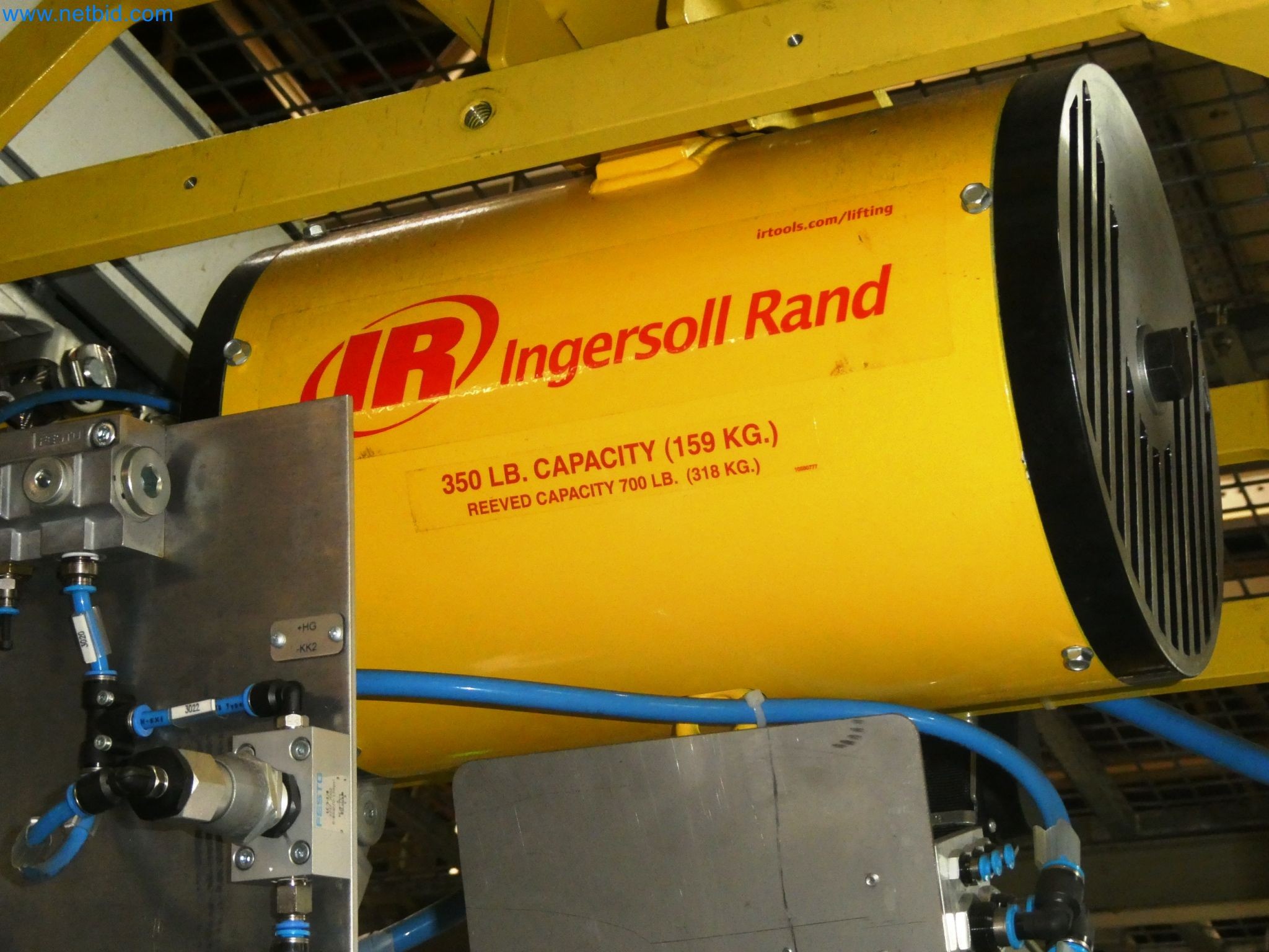 Roboty, svařovací zařízení a montážní příslušenství z automobilového průmyslu-2