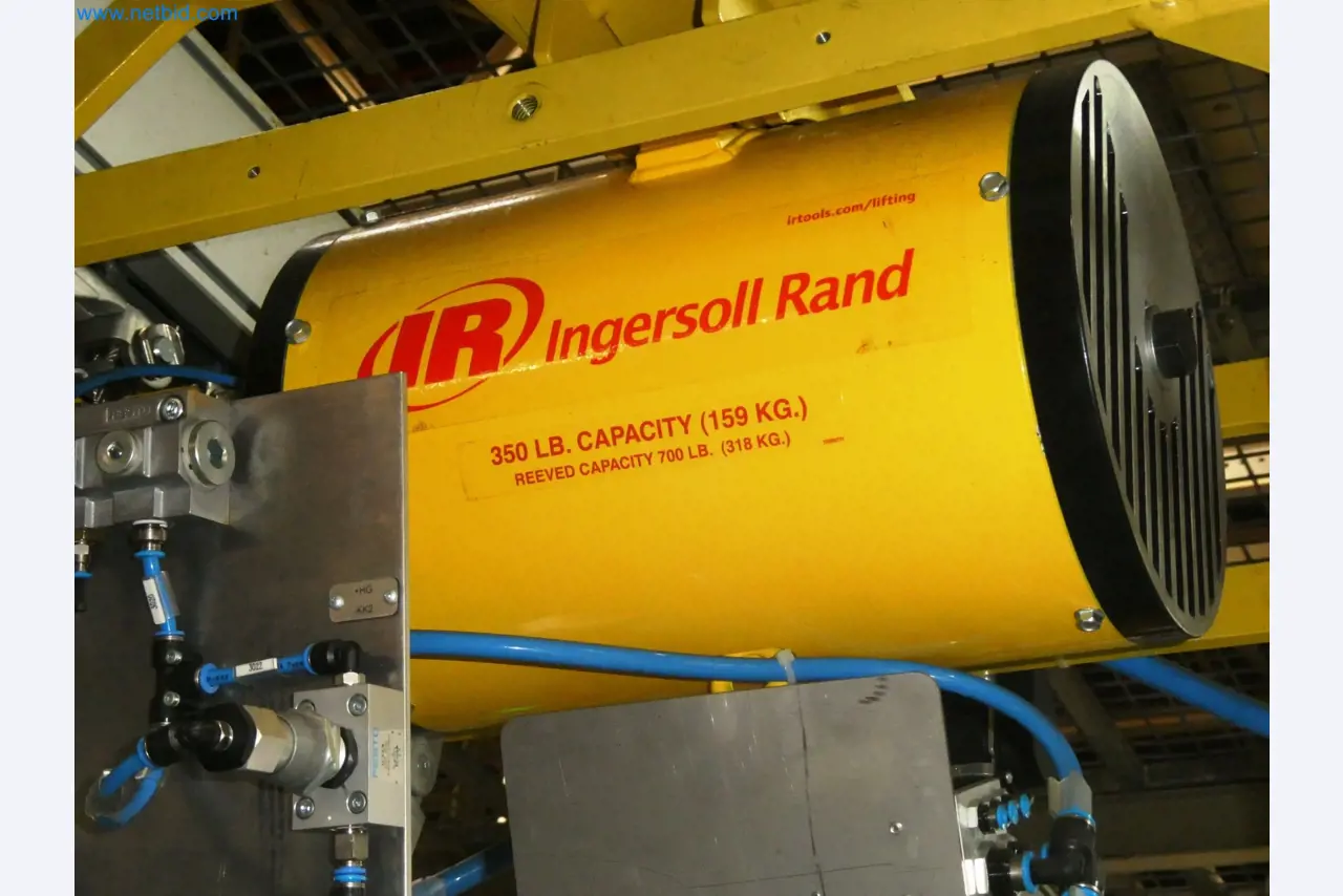 Roboty, svařovací zařízení a montážní příslušenství z automobilového průmyslu-2