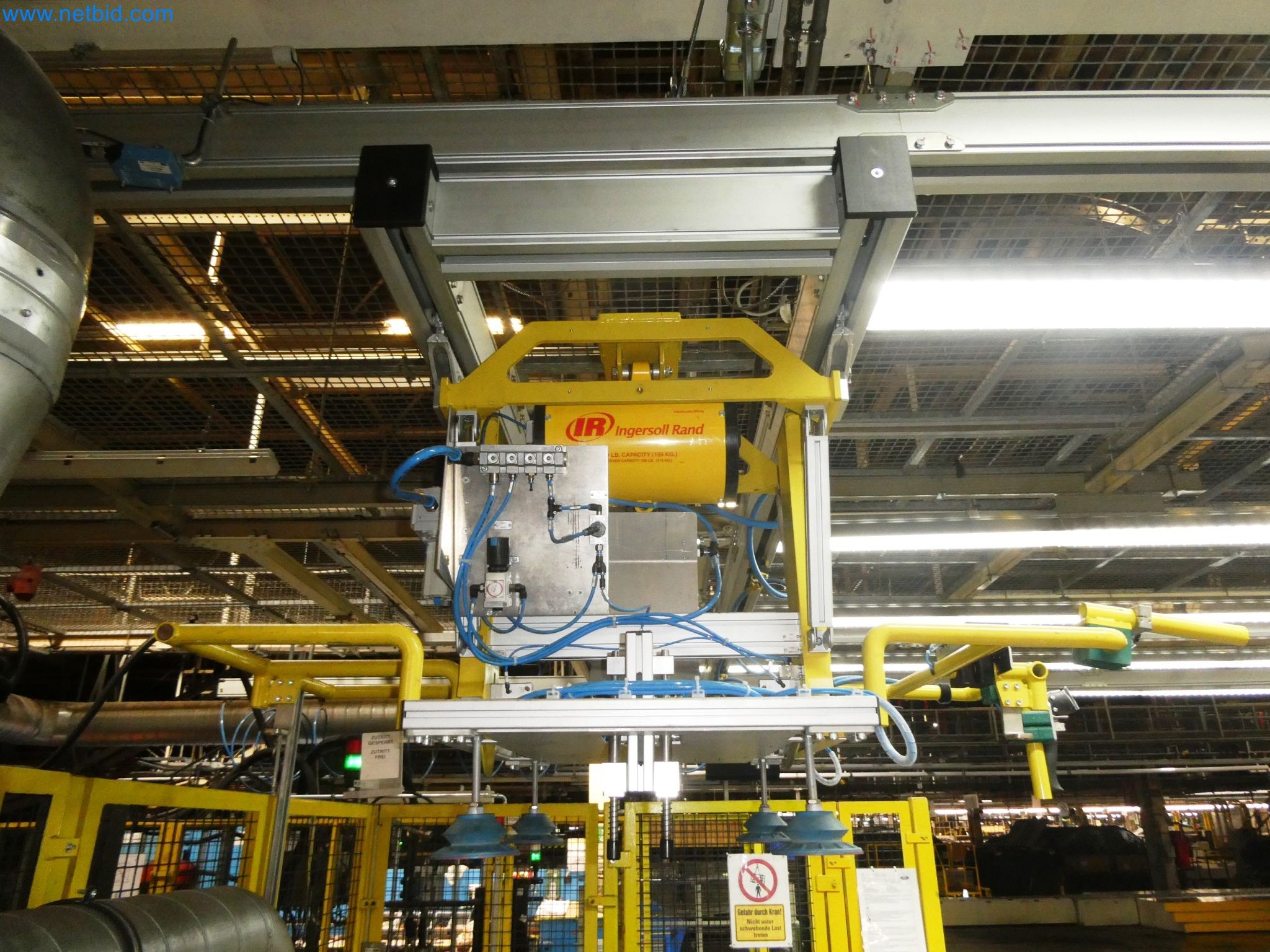 Roboty, svařovací zařízení a montážní příslušenství z automobilového průmyslu-3