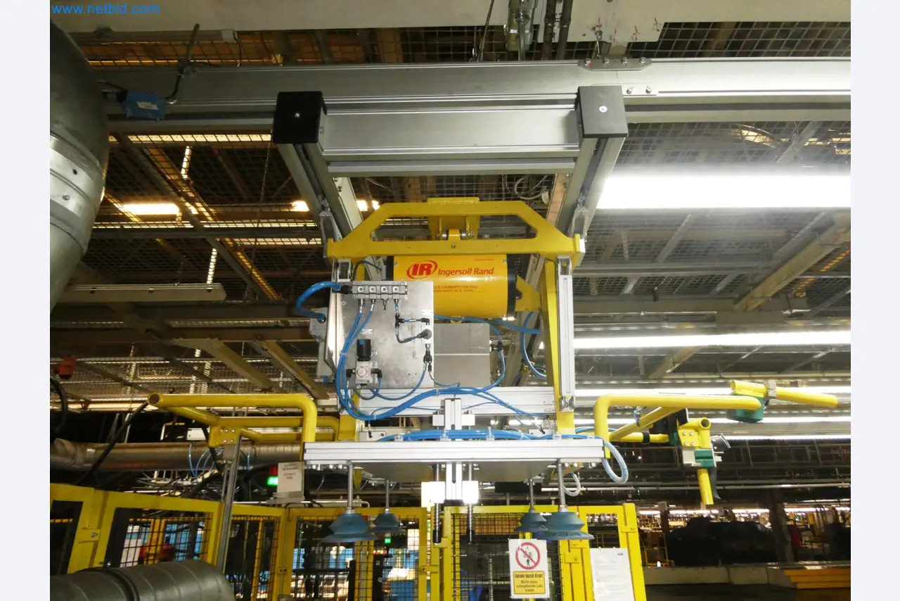 Roboty, svařovací zařízení a montážní příslušenství z automobilového průmyslu-3