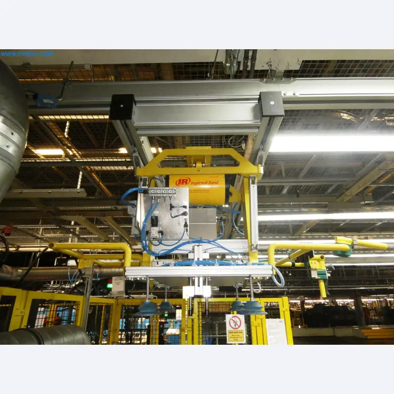 Roboty, svařovací zařízení a montážní příslušenství z automobilového průmyslu-3