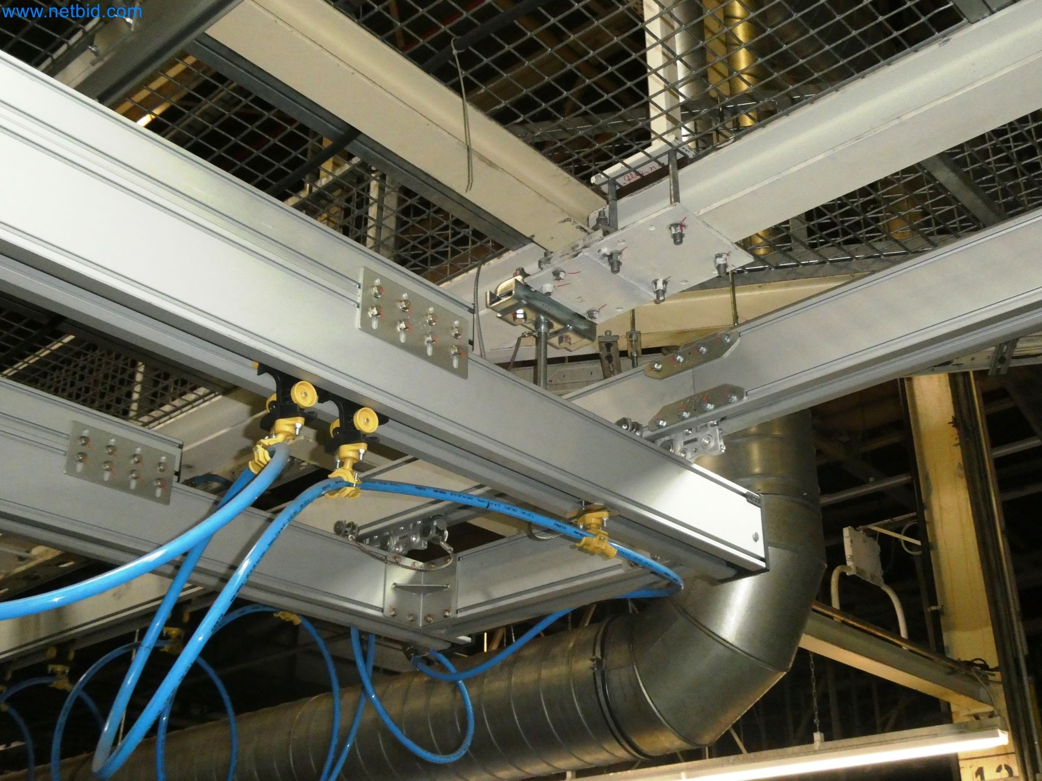 Roboty, svařovací zařízení a montážní příslušenství z automobilového průmyslu-4