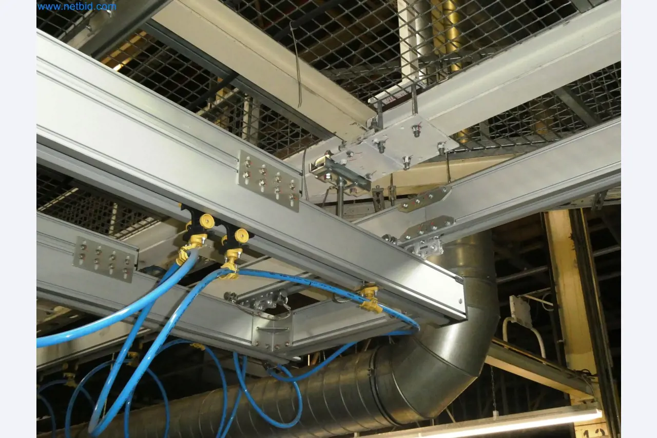 Roboty, svařovací zařízení a montážní příslušenství z automobilového průmyslu-4