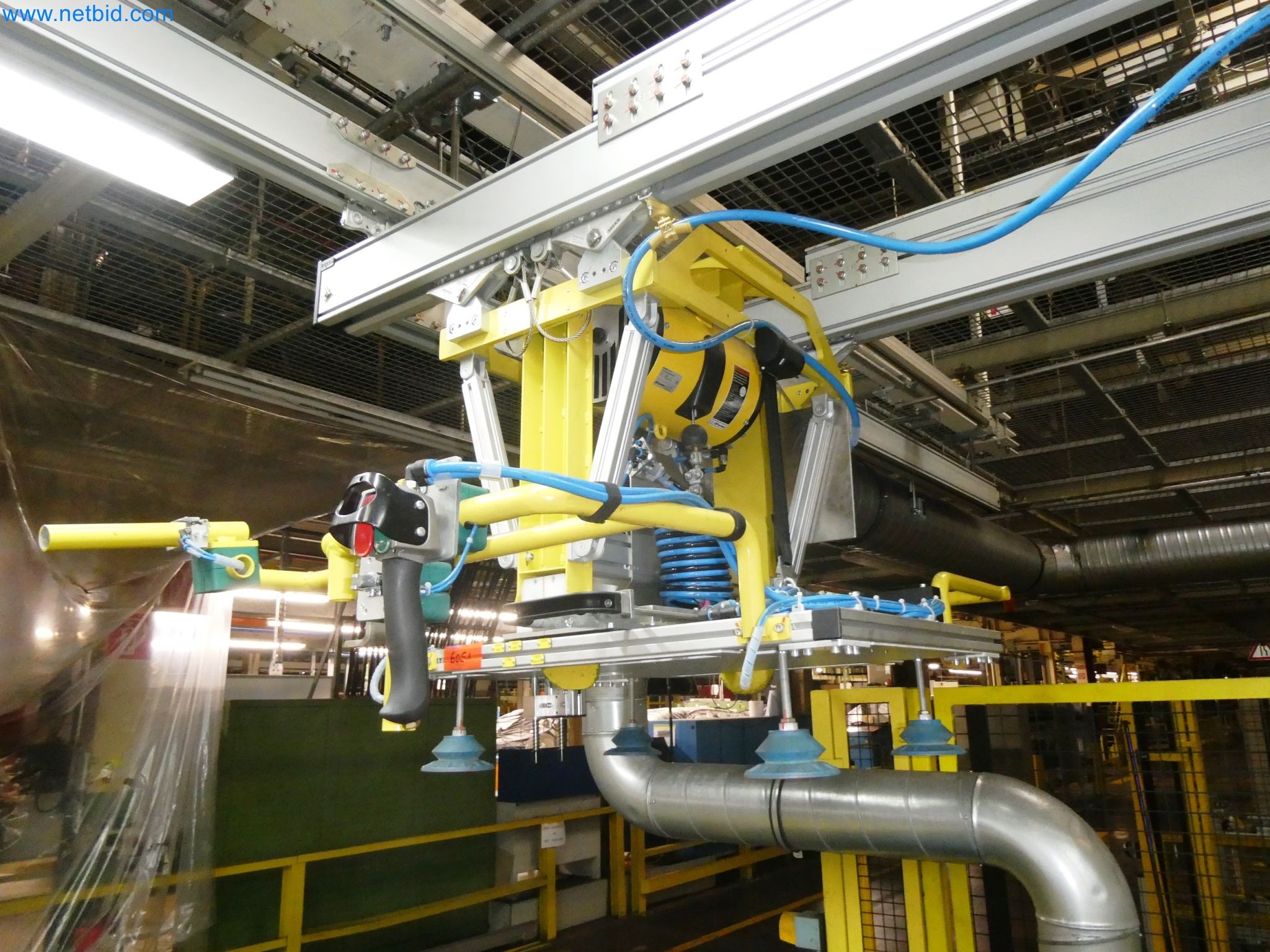 Roboty, svařovací zařízení a montážní příslušenství z automobilového průmyslu-5