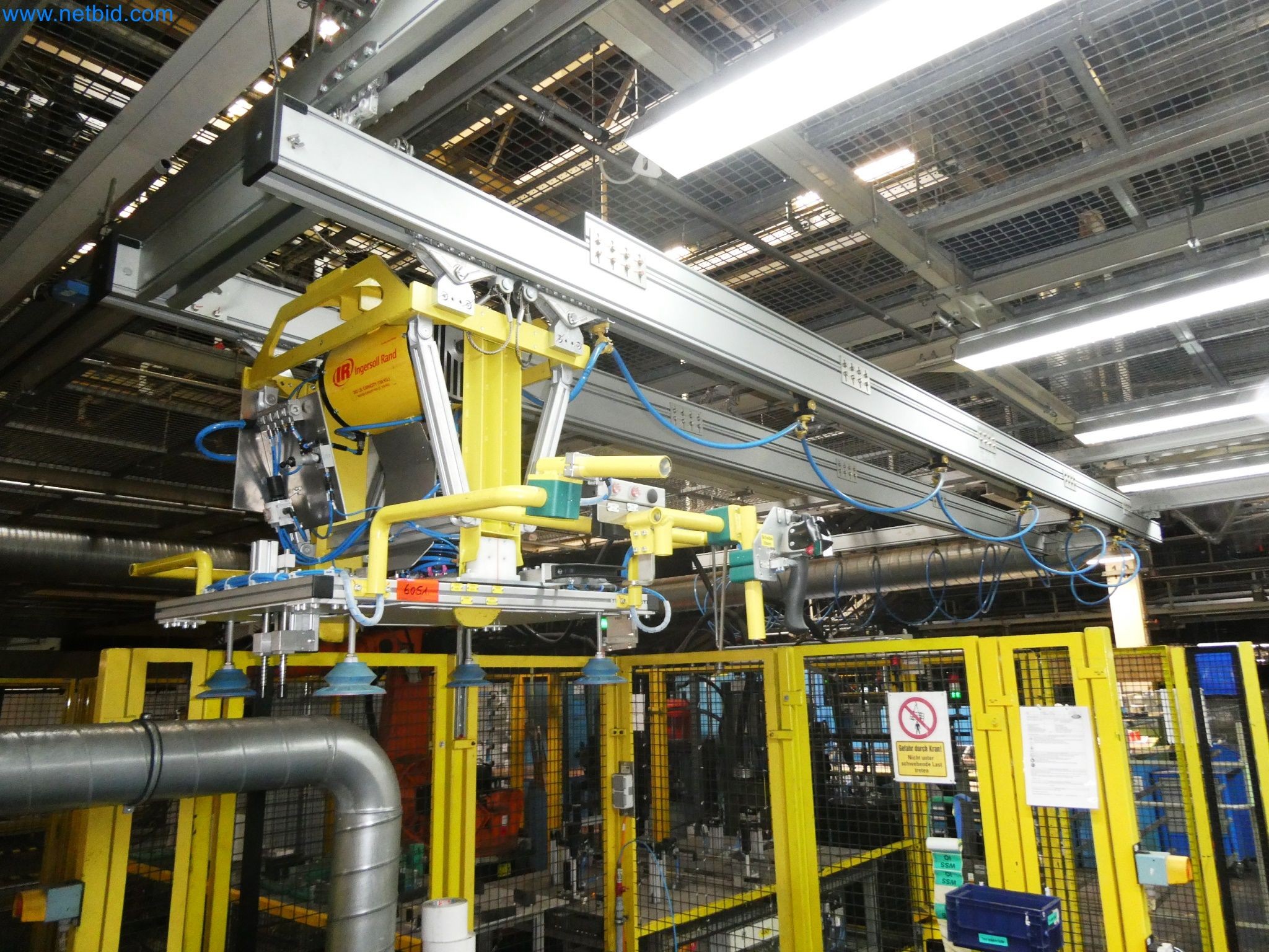 Roboty, svařovací zařízení a montážní příslušenství z automobilového průmyslu-6