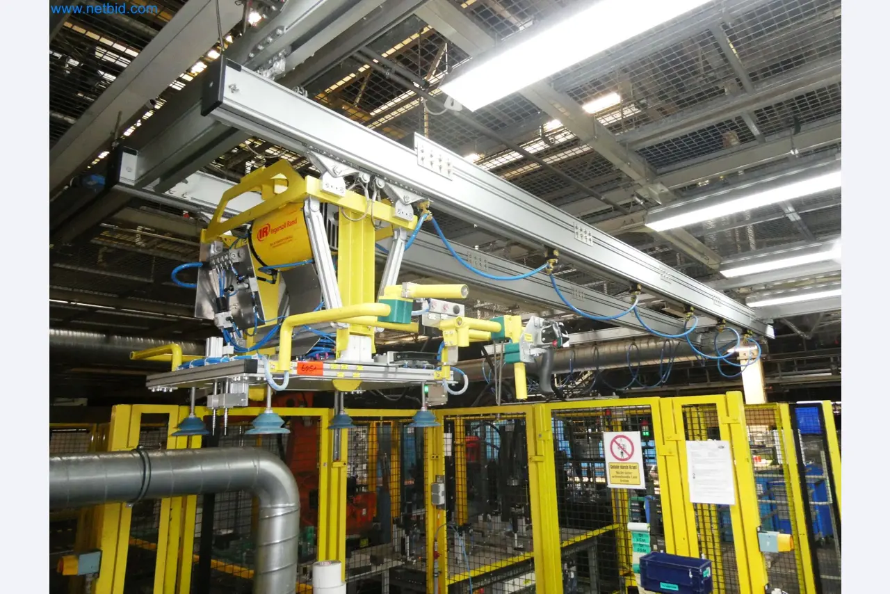 Roboty, svařovací zařízení a montážní příslušenství z automobilového průmyslu-6